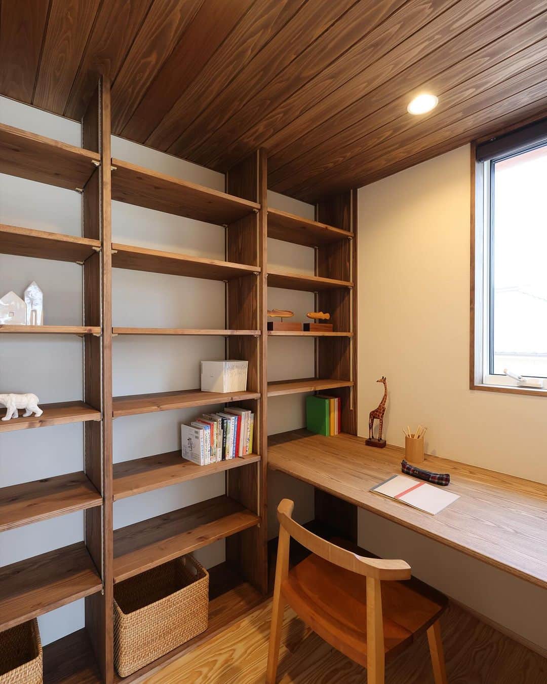 安成工務店さんのインスタグラム写真 - (安成工務店Instagram)「たっぷり収納できる造作本棚を設けた書斎。デスクも造作することでスペースを有効活用し、一体感のある空間に。程よい“籠り感”で在宅ワークも捗りそうですね。  more photos…@yasunari_komuten  ...............  💡暮らしの中の“ちょっといいな”を集めました @yasunari_life  💡安成工務店がご提案する家具ショップ @ecoshop_com  ...............  #安成工務店 #yasunari #工務店 #注文住宅 #住宅 #木の家 #木造 #一戸建て #新築 #マイホーム #省エネ住宅 #エネルギー自給 #自然素材 #OMソーラー #家 #無垢材 #山口県 #福岡県 #季節を楽しむ #津江杉 #珪藻土 #輪掛乾燥材 #家造り #和モダン #家づくり記録 #書斎 #造作本棚」11月27日 8時58分 - yasunari_komuten