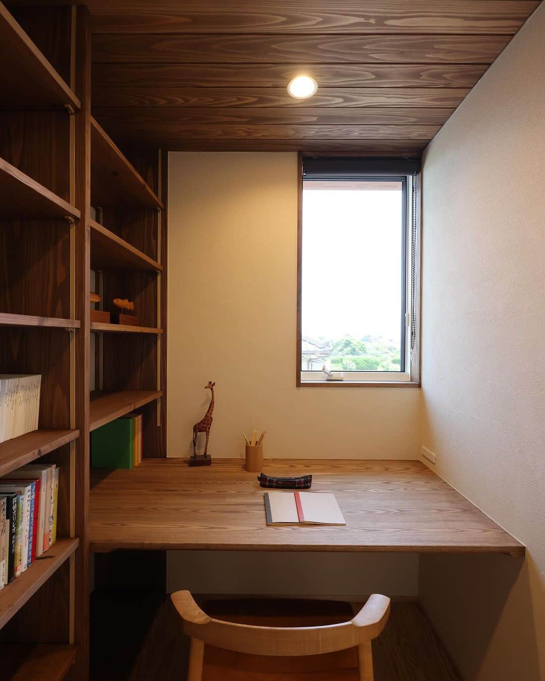 安成工務店さんのインスタグラム写真 - (安成工務店Instagram)「たっぷり収納できる造作本棚を設けた書斎。デスクも造作することでスペースを有効活用し、一体感のある空間に。程よい“籠り感”で在宅ワークも捗りそうですね。  more photos…@yasunari_komuten  ...............  💡暮らしの中の“ちょっといいな”を集めました @yasunari_life  💡安成工務店がご提案する家具ショップ @ecoshop_com  ...............  #安成工務店 #yasunari #工務店 #注文住宅 #住宅 #木の家 #木造 #一戸建て #新築 #マイホーム #省エネ住宅 #エネルギー自給 #自然素材 #OMソーラー #家 #無垢材 #山口県 #福岡県 #季節を楽しむ #津江杉 #珪藻土 #輪掛乾燥材 #家造り #和モダン #家づくり記録 #書斎 #造作本棚」11月27日 8時58分 - yasunari_komuten