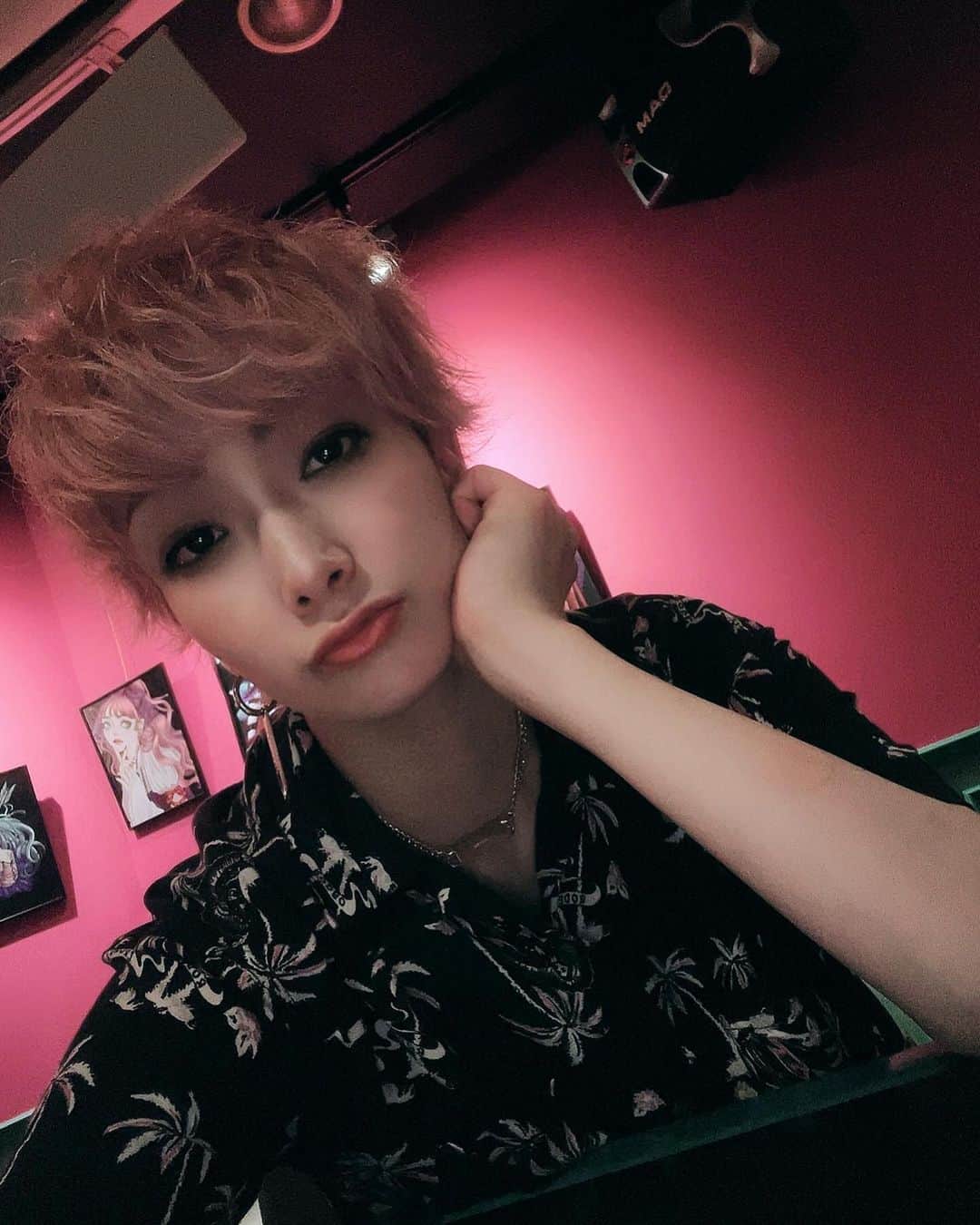 花瑛ちほさんのインスタグラム写真 - (花瑛ちほInstagram)「まさか1人で帰らないよね？  #bar #alcohol」11月27日 9時00分 - eichan1117
