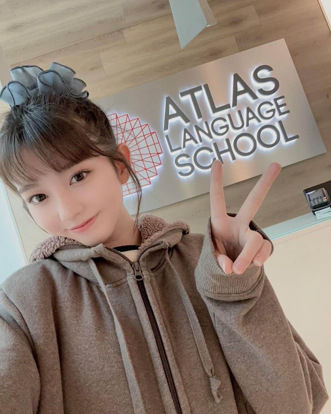 せきぐちりささんのインスタグラム写真 - (せきぐちりさInstagram)「今回のマルタ留学では、マルタ留学メイトさんに手配いただいたAtlas Language校にお世話になりました！  授業は英語のレベル別クラスで受けられ、授業後は 3枚目の動画にあるようなアクティビティにも参加することができます🏐🏃🏻‍♀️  私はバレーボールなどのアクティビティに参加してそこで仲良くなった人達と一緒にご飯を作ったり、観光したりしました🍚(6枚目の写真の時は日本人はカレー🍛と照り焼きチキン🐓、韓国人がチゲ鍋、トルコ人がトマトスープを作ってみんなでシェアしたよ😋🍽)  様々な国の人達と異文化交流できて、とてもいい機会になりました🙌🏻✨️   #PR  #マルタ島  #留学    ⁡‥‥‥‥‥‥‥‥‥‥‥‥‥‥‥‥‥‥‥‥‥‥‥‥ ルクセンブルク🇱🇺在住。19歳。 ルクセンブルクやヨーロッパの旅行写真たくさん載せてるので是非みてね📸 @risa_s_lisa ‎‥‥‥‥‥‥‥‥‥‥‥‥‥‥‥‥‥‥‥‥‥」11月27日 9時00分 - risa_s_lisa