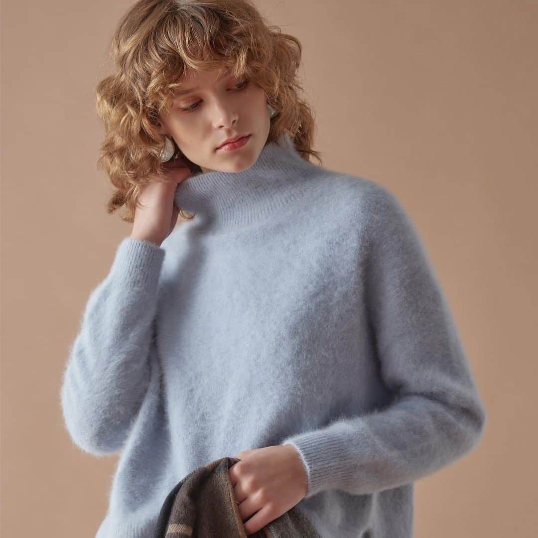 TIARAさんのインスタグラム写真 - (TIARAInstagram)「"FOX×cashmere"  フォックスとカシミヤのMIXで高級感のあるニット。 毛足が長くファーのようなふわふわとした見た目が特徴的で保温性が高くとても暖かいです。 軽くて柔らかさもあるので気負わず着られます。  ハイネックニット:¥29,700 Vネックニット:¥27,500 カーディガン:¥35,200  フォックス90% カシミヤ10%」11月27日 9時04分 - tiara_melrose