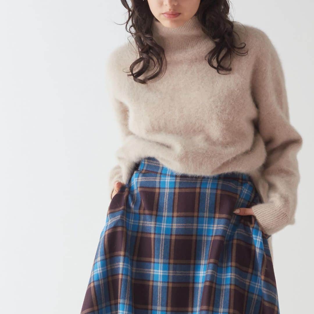 TIARAさんのインスタグラム写真 - (TIARAInstagram)「"FOX×cashmere"  フォックスとカシミヤのMIXで高級感のあるニット。 毛足が長くファーのようなふわふわとした見た目が特徴的で保温性が高くとても暖かいです。 軽くて柔らかさもあるので気負わず着られます。  ハイネックニット:¥29,700 Vネックニット:¥27,500 カーディガン:¥35,200  フォックス90% カシミヤ10%」11月27日 9時04分 - tiara_melrose