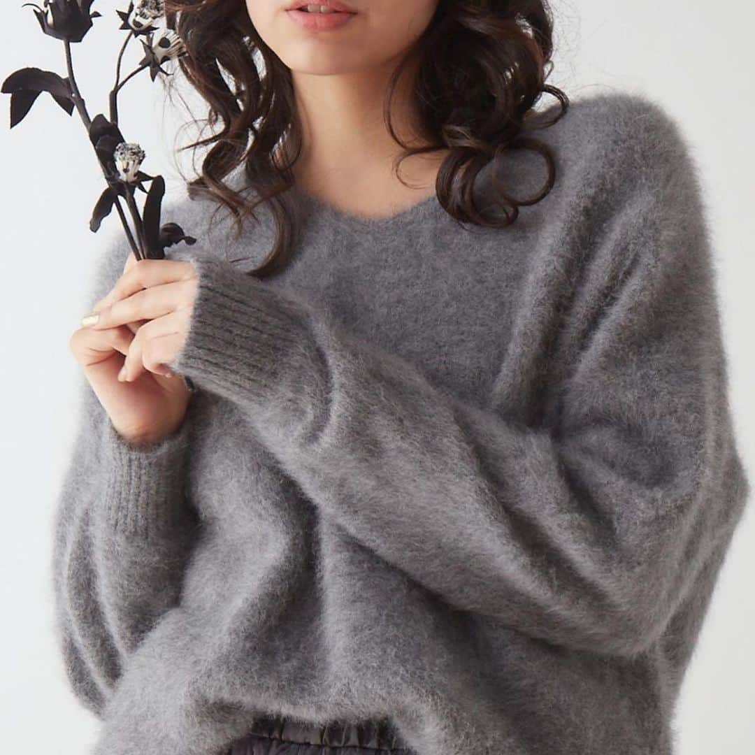 TIARAさんのインスタグラム写真 - (TIARAInstagram)「"FOX×cashmere"  フォックスとカシミヤのMIXで高級感のあるニット。 毛足が長くファーのようなふわふわとした見た目が特徴的で保温性が高くとても暖かいです。 軽くて柔らかさもあるので気負わず着られます。  ハイネックニット:¥29,700 Vネックニット:¥27,500 カーディガン:¥35,200  フォックス90% カシミヤ10%」11月27日 9時04分 - tiara_melrose