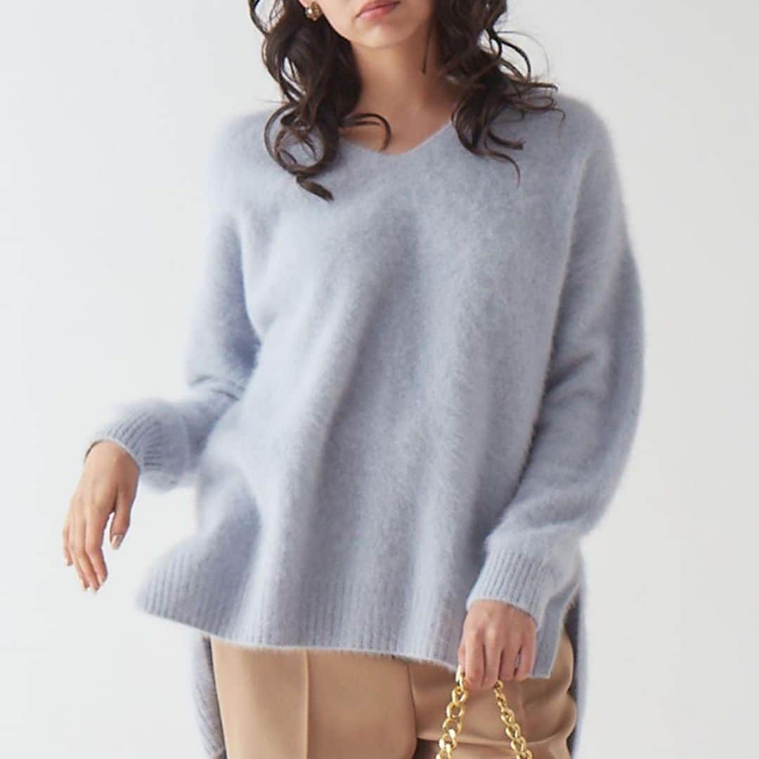 TIARAさんのインスタグラム写真 - (TIARAInstagram)「"FOX×cashmere"  フォックスとカシミヤのMIXで高級感のあるニット。 毛足が長くファーのようなふわふわとした見た目が特徴的で保温性が高くとても暖かいです。 軽くて柔らかさもあるので気負わず着られます。  ハイネックニット:¥29,700 Vネックニット:¥27,500 カーディガン:¥35,200  フォックス90% カシミヤ10%」11月27日 9時04分 - tiara_melrose
