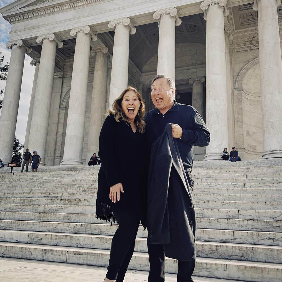 グレン・パウエルさんのインスタグラム写真 - (グレン・パウエルInstagram)「Quick trip to the foot of the Jefferson Memorial…where 40 years ago my dad proposed to my mom. Happy Anniversary, you two. Lucky to have your love in my life every day.」11月27日 9時06分 - glenpowell