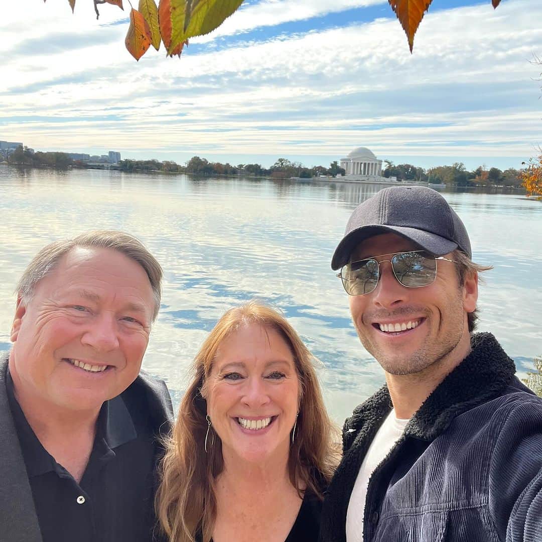 グレン・パウエルのインスタグラム：「Quick trip to the foot of the Jefferson Memorial…where 40 years ago my dad proposed to my mom. Happy Anniversary, you two. Lucky to have your love in my life every day.」