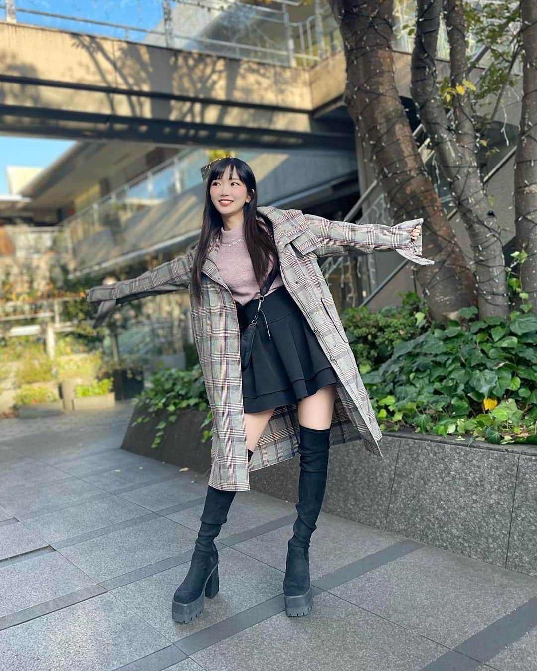 吉沢朱音のインスタグラム：「おはようー！！☀️ 天気良いと気持ちいいヽ(‘ ∇‘ )ノ . そんな日に早起きできると何もかも上手くいく気がする…💭 今日もいちにちー！！！ . . . outer: #allureville  tops&skirt: #michellmacaron  shoes: #gyda  . #私服 #全身コーデ #休日コーデ  #冬服 #winterfashion」