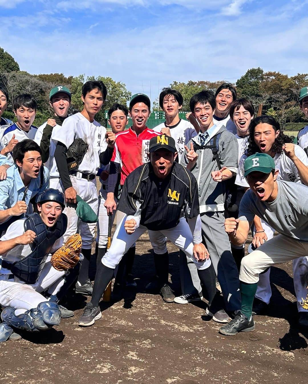 川﨑宗則さんのインスタグラム写真 - (川﨑宗則Instagram)「日曜日劇場下剋上球児⚾️出演しました！鈴木亮平さん黒木華さん、演者さん達、スタッフの皆様、素晴らしい空気感で楽しくやれました！ありがとうございました😊セリフも何回か、間違えて😅しまいましたが、野球と同じで、仲間がカバーしてくれました🥹みんな、下剋上球児を是非また見てね👀チェチェチェチェスト！ #日曜劇場 #下剋上球児 #tbs  #鈴木亮平 さん #川﨑宗則 #川崎宗則 #munenorikawasaki」11月27日 9時19分 - mune.kawasaki.official