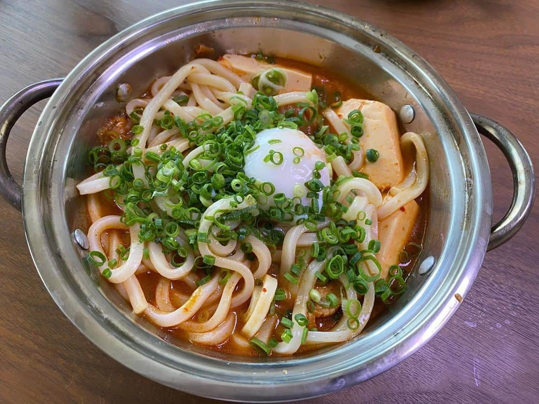 小沢仁志のインスタグラム：「おはようさん❗️ 今日はいい天気☀️ チゲ鍋うどん食って 今日の長丁場を乗り切ろう❗️」