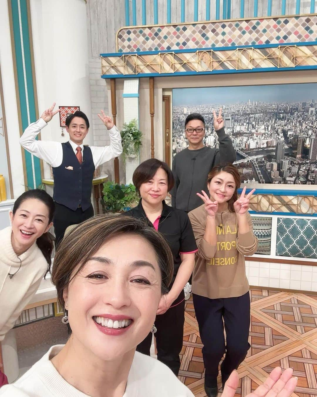 香坂みゆきのインスタグラム：「今週も元気に😃 なないろ日和❣️ 筋トレ💪  #なないろ日和  #テレビ東京  #bsテレ東  #筋トレ  #❤️  #國保和美さん @norikoyamauchi23  @umitsuki_masami  @pakkunmakkun_official  @daigo_takahashi_tx.777」