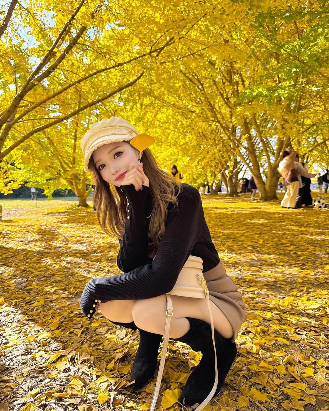 apyuのインスタグラム：「イチョウポスト完💛  写真溜まりすぎてるから しつこいくらいポストしていくね😵😵笑  #イチョウ #イチョウ並木 #秋コーデ #秋服 #紅葉 #instalove #instadaily #autumn #japan」