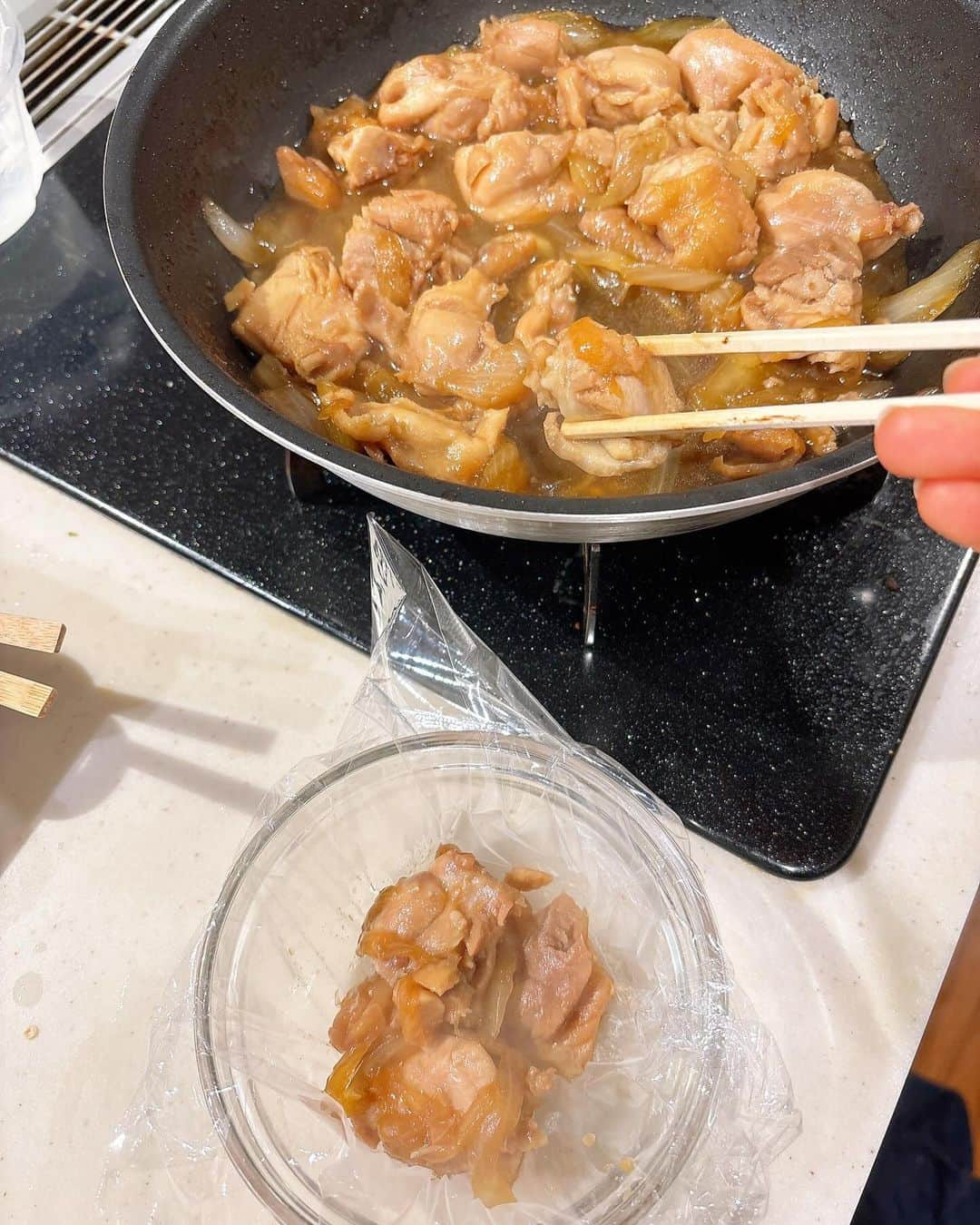 みきママさんのインスタグラム写真 - (みきママInstagram)「【親子丼おにぎりです〜！！】  少食のれんくん、おにぎりがいいんだって🤩🤩🤩親子丼をはさみました✨✨✨  親子丼おにぎりの作り方はね、明後日11/29発売のゆるめし本に載っています✨✨✨  今週末からいよいよ、れんくん、期末テストが始まります🤓🤓🤓  よ〜し、頭が賢くなるごはんを食べさせよう🔥🔥🔥  昨日ははる兄の文化祭に行ってきました😁😁😁そしたらさ、はる兄、MCやってました🤣🤣🤣  #みきママ　#時短　#親子丼 #おにぎり弁当 #卵 #鶏肉　#弁当　 #親子丼弁当　 #高校生 #男子弁当　 #japanesefood #obento #onigiri #japan #healthyfood  #oyakodon」11月27日 9時24分 - mikimama_official