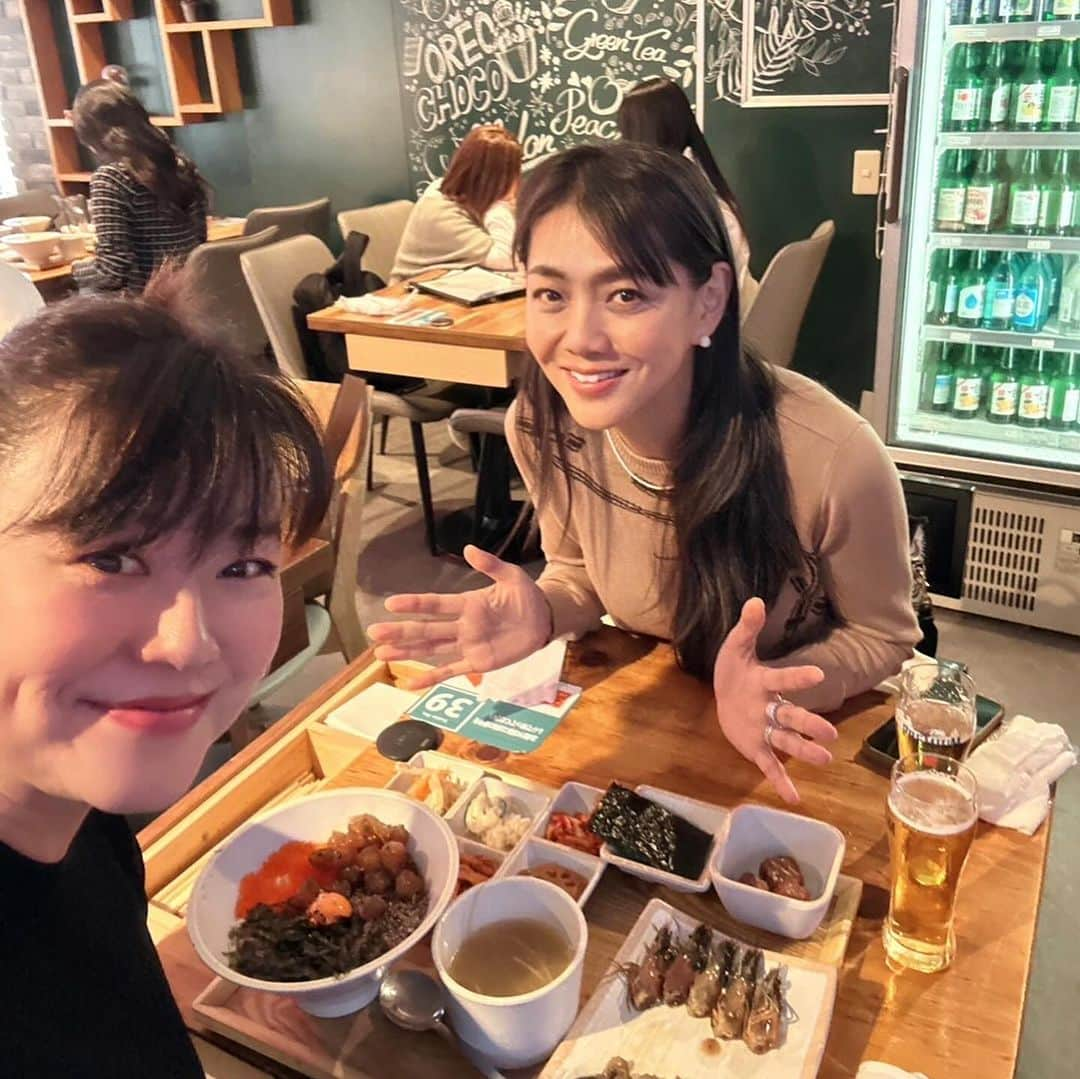 前田典子のインスタグラム：「この前の新大久保 #ビョルジャン　でランチ ひーちゃんと　@hiroyo1004  人気店で並んで入りました❣️ #サムギョプサルのレタスの盛り付け可愛い🥬 #カンジャンセウ 🦐海老は目の前でカットしてくれます👍 #マシッソヨ　 ボリュームありでコスパ良いランチ お腹いっぱい ランチの後は 韓国スーパーへ食材を買いに ソジュンに会ったらこの顔😘💕」