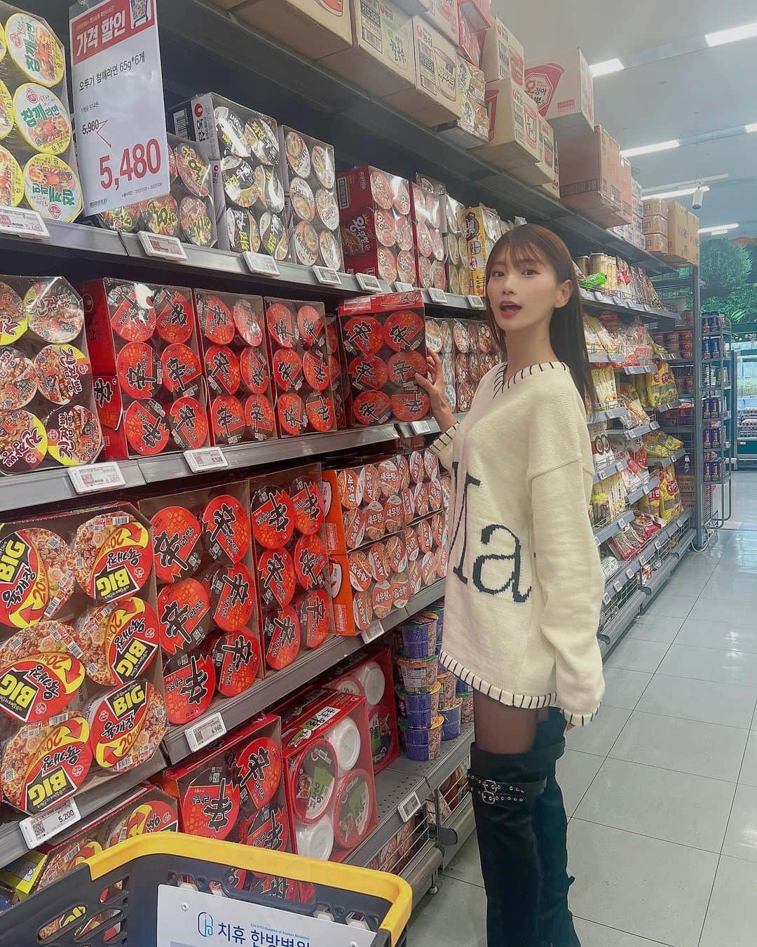 辻門アネラのインスタグラム：「韓国のスーパー🇰🇷コストコみたいで ちょーたのしかった🥺🥺 とにかく歩く度に試食！！っていろんなもの 食べさせられる。笑  #emart #korea」