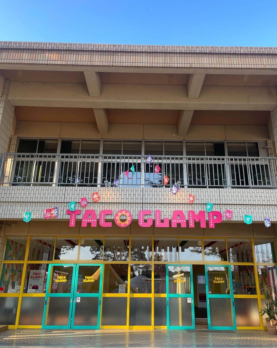 橋本香澄のインスタグラム：「. 🏕️🇲🇽🌮 @tacoglamp   自分のサイト撮り忘れるくらい 廃校内が楽しすぎたっ🤠🌵☀️ . #taco #tacoglamp #chiba #grumpy #camp #outdoor」