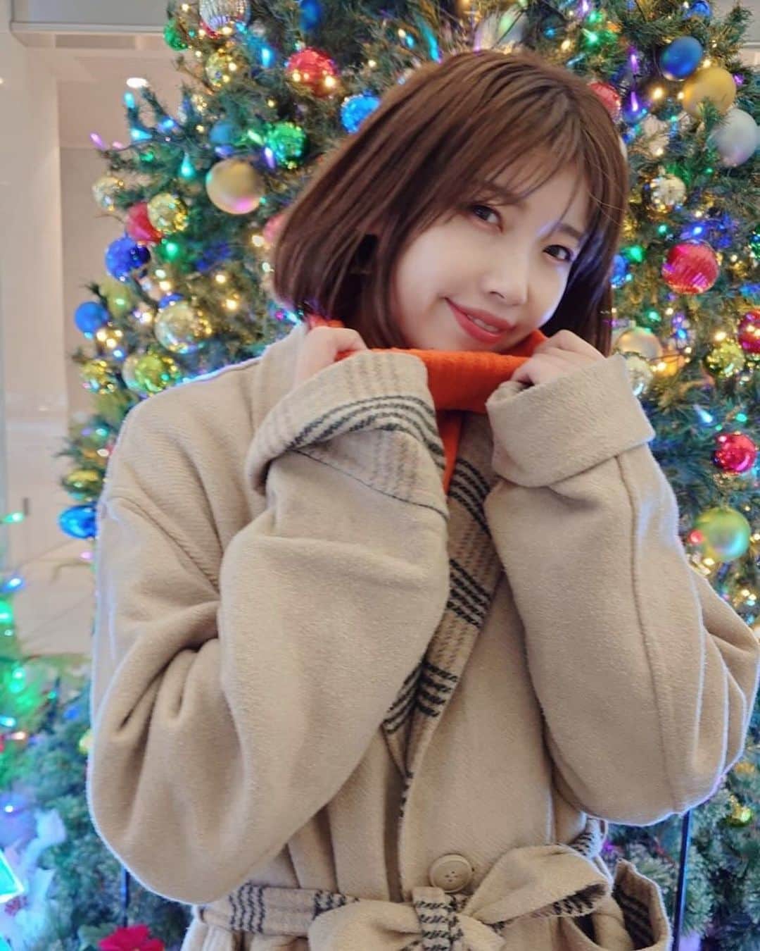 のインスタグラム：「🎄♡ ・ ・ ・ 明かりのせいで❓ 少し青白い顔になっておりますが🫢 お許しを〜🙇  昨日の海浜幕張での写真🤳 もう #クリスマスツリー が！ そして光が灯っていたー🎄✨  #幕張イルミ   さて、月曜日も無理せずがんばろね♡」
