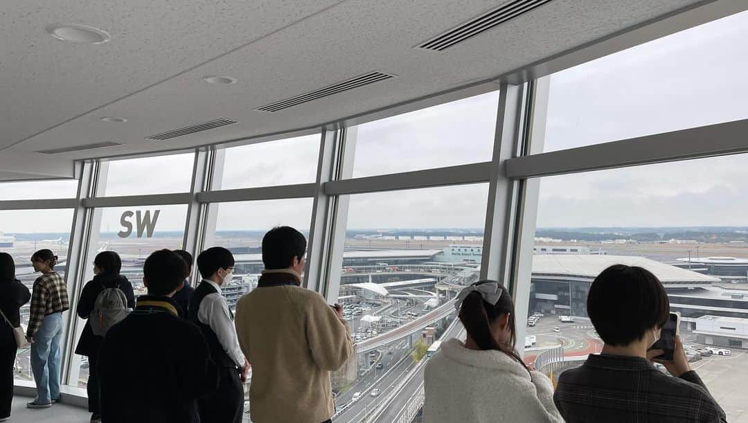 東京観光専門学校さんのインスタグラム写真 - (東京観光専門学校Instagram)「こんにちは！エアライン・エアポート学科です✈️☁️  昨日のスペシャルドリームキャンパスでは、 成田空港の見学を行いました❣️ 第二ターミナルを見学した後はバスに乗り込み、 制限エリア内の見学へ🚌🔍 ランプコントロールタワーと呼ばれる塔には、 見学者向けの展望台があり、 成田空港を360°見渡すことができました👀 また、滑走路横から離発着を間近で感じられる体験も✨ 普段は絶対に見ることのできない景色に、 皆さん興味津々な様子で見学をしていましたね🎶 成田空港は今後拡張する計画があり、 新しい滑走路が出来ることや、 ターミナルを1つに集約する計画があることを 学ぶことができました✏️  航空業界に興味のある皆さん、 ぜひ東観のオープンキャンパスにお越しください✈️☁️ お待ちしております🌟  #東京観光専門学校 #エアライン  #エアポート  #グランドスタッフ  #キャビンアテンダント  #グランドハンドリング  #航空業界  #航空業界で働きたい  #飛行機  #飛行機大好き  #航空業界を目指している人と繋がりたい」11月27日 9時35分 - tokan_1967