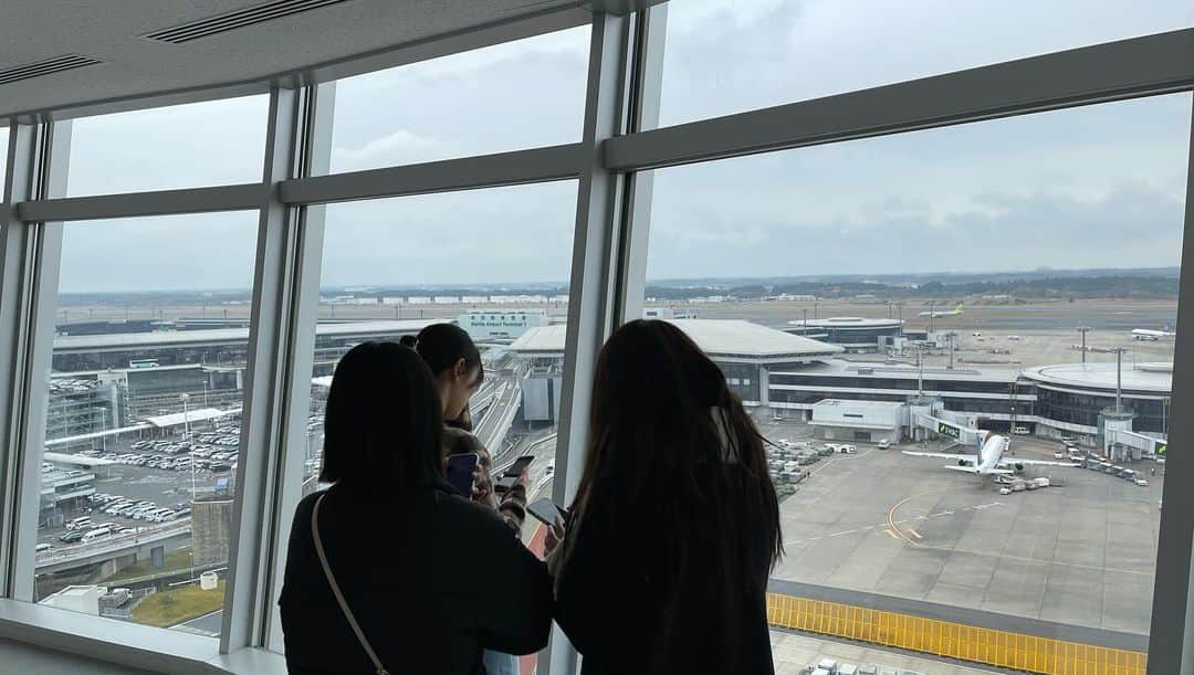 東京観光専門学校さんのインスタグラム写真 - (東京観光専門学校Instagram)「こんにちは！エアライン・エアポート学科です✈️☁️  昨日のスペシャルドリームキャンパスでは、 成田空港の見学を行いました❣️ 第二ターミナルを見学した後はバスに乗り込み、 制限エリア内の見学へ🚌🔍 ランプコントロールタワーと呼ばれる塔には、 見学者向けの展望台があり、 成田空港を360°見渡すことができました👀 また、滑走路横から離発着を間近で感じられる体験も✨ 普段は絶対に見ることのできない景色に、 皆さん興味津々な様子で見学をしていましたね🎶 成田空港は今後拡張する計画があり、 新しい滑走路が出来ることや、 ターミナルを1つに集約する計画があることを 学ぶことができました✏️  航空業界に興味のある皆さん、 ぜひ東観のオープンキャンパスにお越しください✈️☁️ お待ちしております🌟  #東京観光専門学校 #エアライン  #エアポート  #グランドスタッフ  #キャビンアテンダント  #グランドハンドリング  #航空業界  #航空業界で働きたい  #飛行機  #飛行機大好き  #航空業界を目指している人と繋がりたい」11月27日 9時35分 - tokan_1967