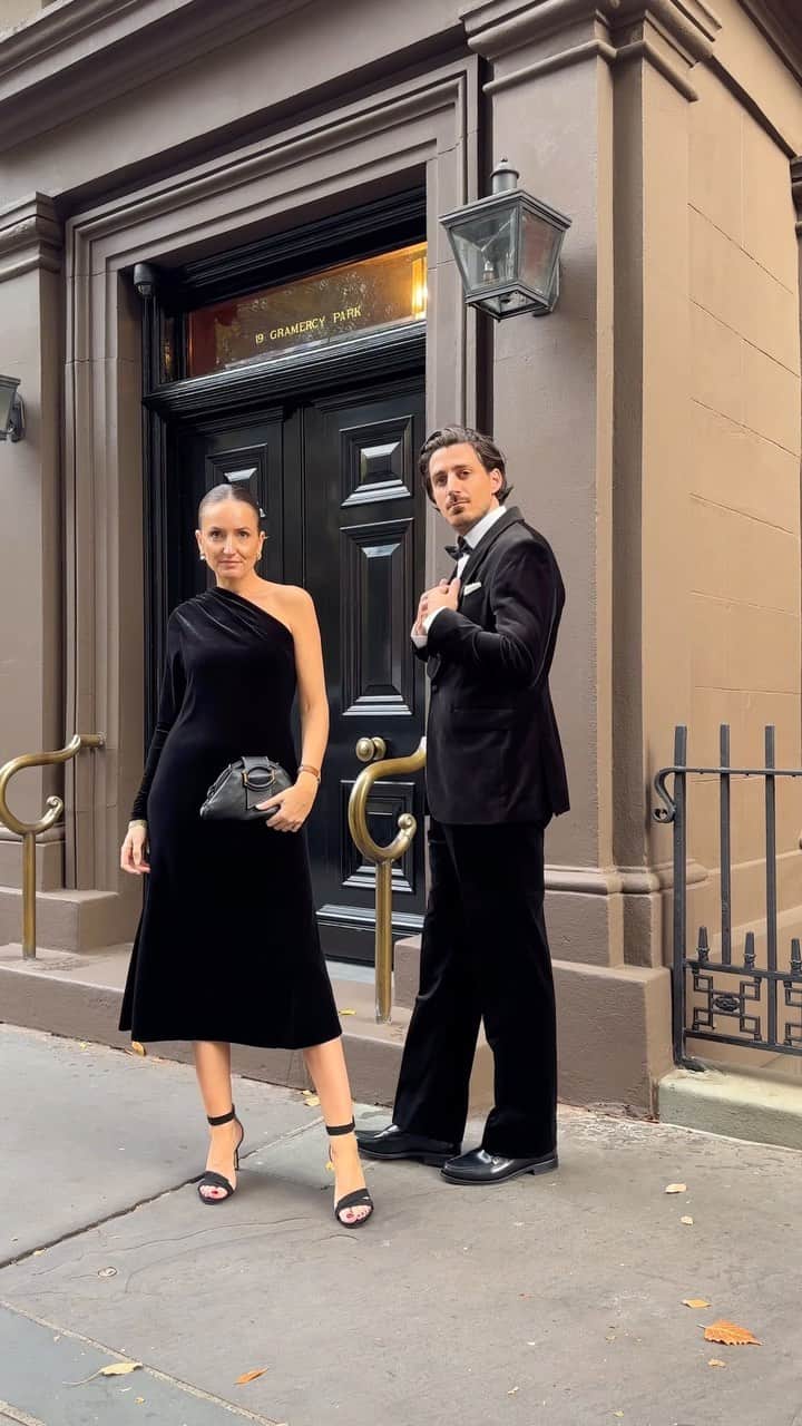 Banana Republic のインスタグラム：「@laurandnicolas style three holiday looks for date nights in the city. Link in bio to shop their looks. #TheBRLook」