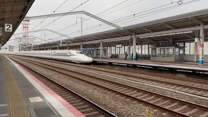 のインスタグラム：「N700Sからの500系 新幹線🚄 このフォルムが、格好良すぎます👍 時間があったら乗りたかったですね。 それにしても、ハローキティーのカラーリングが、可愛らしいです‼️ これは、福山城🏯⁉️」