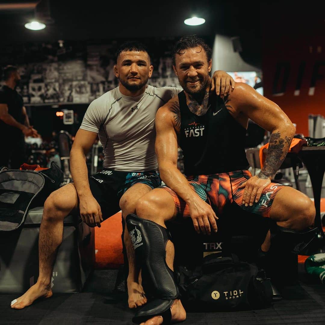 コナー・マクレガーのインスタグラム：「Saturday night sparring with a crew of Proper talent! Thank you my friend, future @ufc talent @bakhromjon_ruziev for the gift of traditional Uzbekistan attire, I love it! It reminds me of @dolcegabbana! Swipe to the end to see! Thank you lads for the work! Manchester, England’s @brendanmma, pfl world champion and 1 million dollar tournament winner. Cork, Irelands @john_boimma, competing for the 155lb pfl world title in 2 weeks time in a big homecoming show in Dublin. And SBG pro fighter @lascarcorneliu, The Nascar! Fighting in the red cow next week on @coach_kavanagh’s life bettering @trainalta show! Pro’s competing alongside white collar folk who have dedicated 6 months of their life learning the art of fighting for a chance to compete at a live fight event! Incredible! Building! Climbing! Let’s go! Onwards and upwards! Teamwork! Unity! Respect! Honor! ☘️🙏」