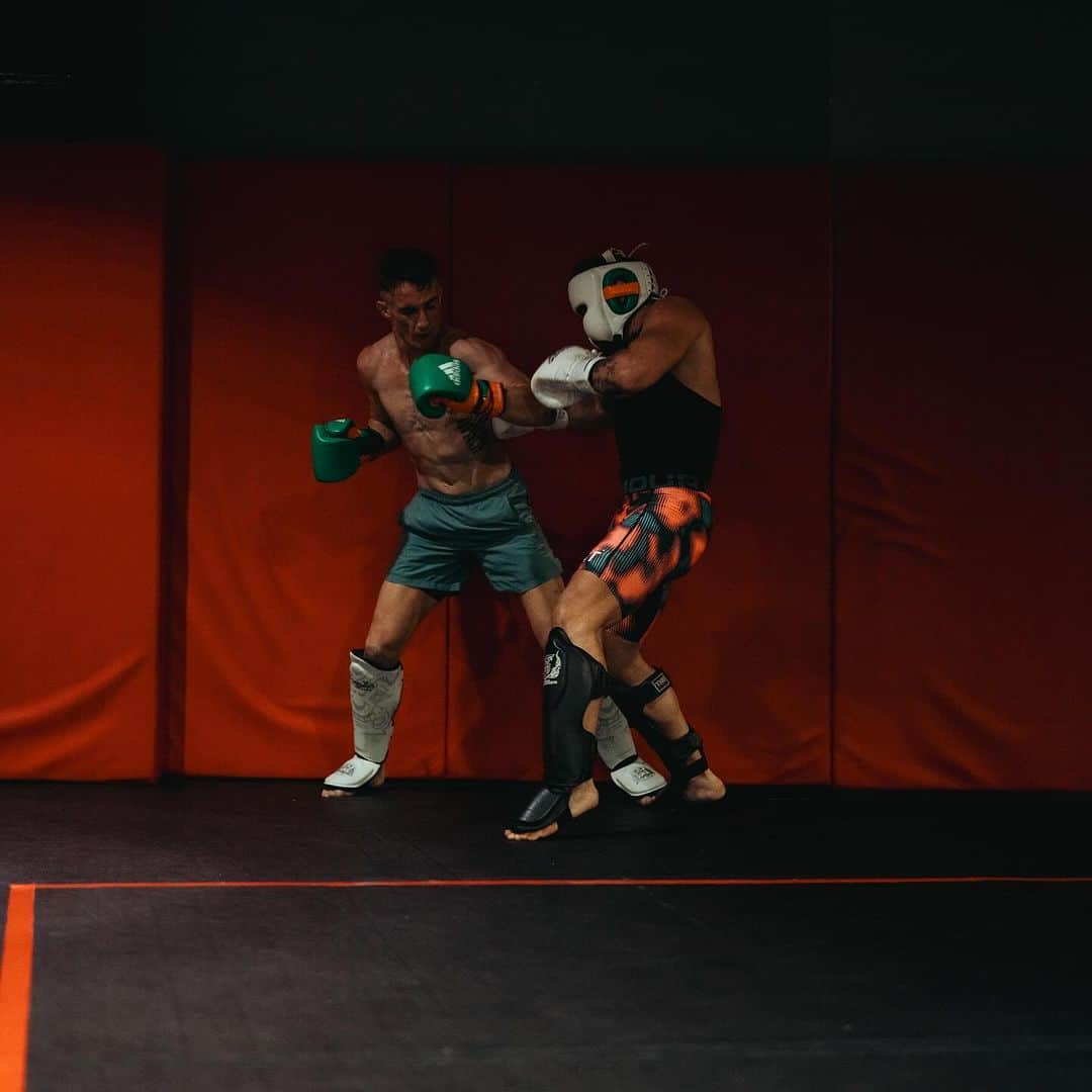 コナー・マクレガーさんのインスタグラム写真 - (コナー・マクレガーInstagram)「Saturday night sparring with a crew of Proper talent! Thank you my friend, future @ufc talent @bakhromjon_ruziev for the gift of traditional Uzbekistan attire, I love it! It reminds me of @dolcegabbana! Swipe to the end to see! Thank you lads for the work! Manchester, England’s @brendanmma, pfl world champion and 1 million dollar tournament winner. Cork, Irelands @john_boimma, competing for the 155lb pfl world title in 2 weeks time in a big homecoming show in Dublin. And SBG pro fighter @lascarcorneliu, The Nascar! Fighting in the red cow next week on @coach_kavanagh’s life bettering @trainalta show! Pro’s competing alongside white collar folk who have dedicated 6 months of their life learning the art of fighting for a chance to compete at a live fight event! Incredible! Building! Climbing! Let’s go! Onwards and upwards! Teamwork! Unity! Respect! Honor! ☘️🙏」11月27日 9時51分 - thenotoriousmma