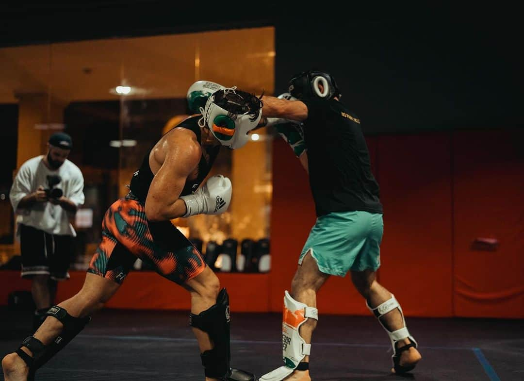 コナー・マクレガーさんのインスタグラム写真 - (コナー・マクレガーInstagram)「Saturday night sparring with a crew of Proper talent! Thank you my friend, future @ufc talent @bakhromjon_ruziev for the gift of traditional Uzbekistan attire, I love it! It reminds me of @dolcegabbana! Swipe to the end to see! Thank you lads for the work! Manchester, England’s @brendanmma, pfl world champion and 1 million dollar tournament winner. Cork, Irelands @john_boimma, competing for the 155lb pfl world title in 2 weeks time in a big homecoming show in Dublin. And SBG pro fighter @lascarcorneliu, The Nascar! Fighting in the red cow next week on @coach_kavanagh’s life bettering @trainalta show! Pro’s competing alongside white collar folk who have dedicated 6 months of their life learning the art of fighting for a chance to compete at a live fight event! Incredible! Building! Climbing! Let’s go! Onwards and upwards! Teamwork! Unity! Respect! Honor! ☘️🙏」11月27日 9時51分 - thenotoriousmma