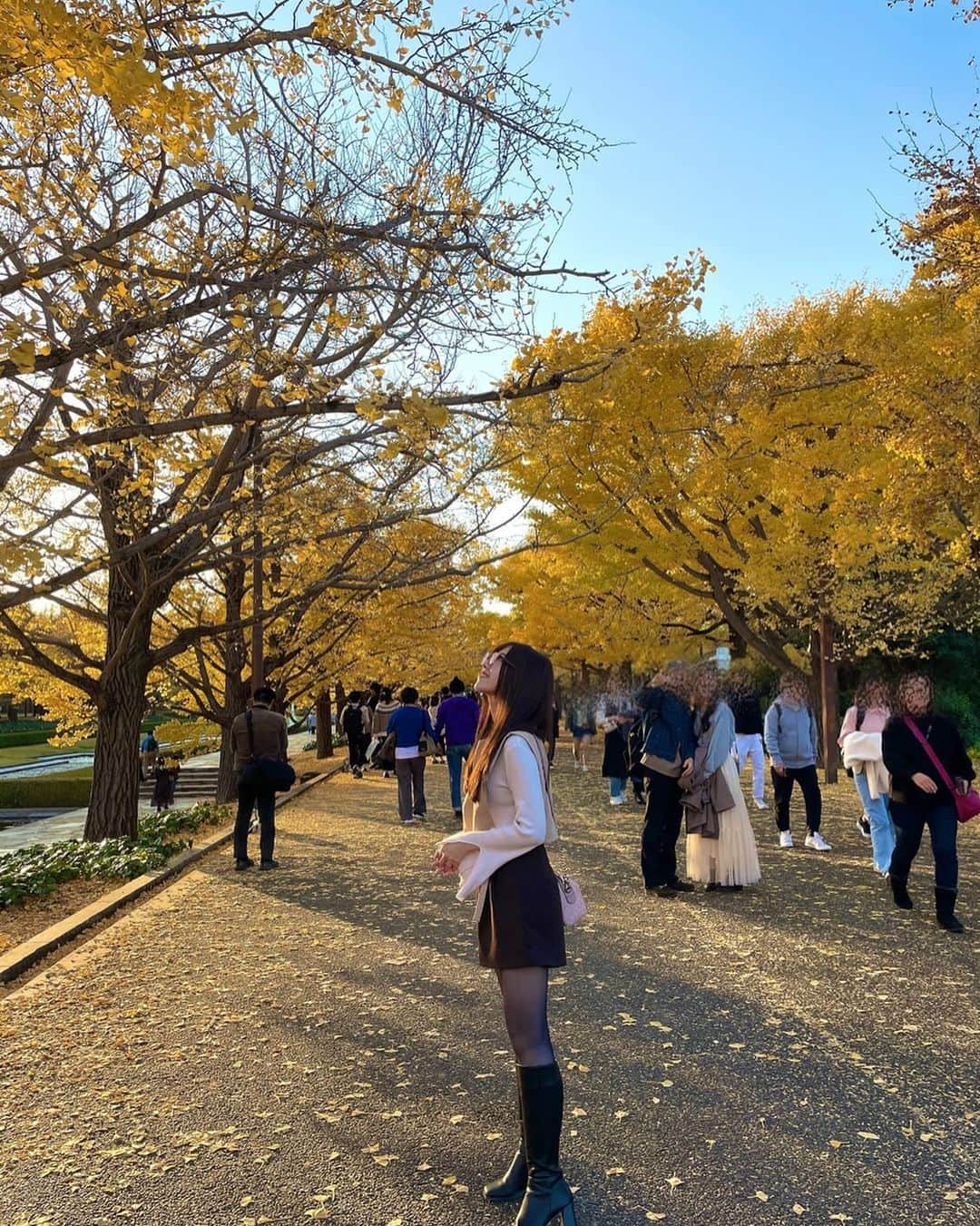 松村芽久未のインスタグラム：「⁡ ⁡ ⁡ おはようございます！！！！ ⁡ 紅葉の季節は一瞬ですもんね🍁🍁 ⁡ ⁡ 久々の投稿ですが良ければいいねとフォロー 宜しくお願いします🙇‍♀️🙇‍♀️♡ ⁡ ⁡ ⁡ #女優 #声優 #紅葉 #お散歩 #🍁」