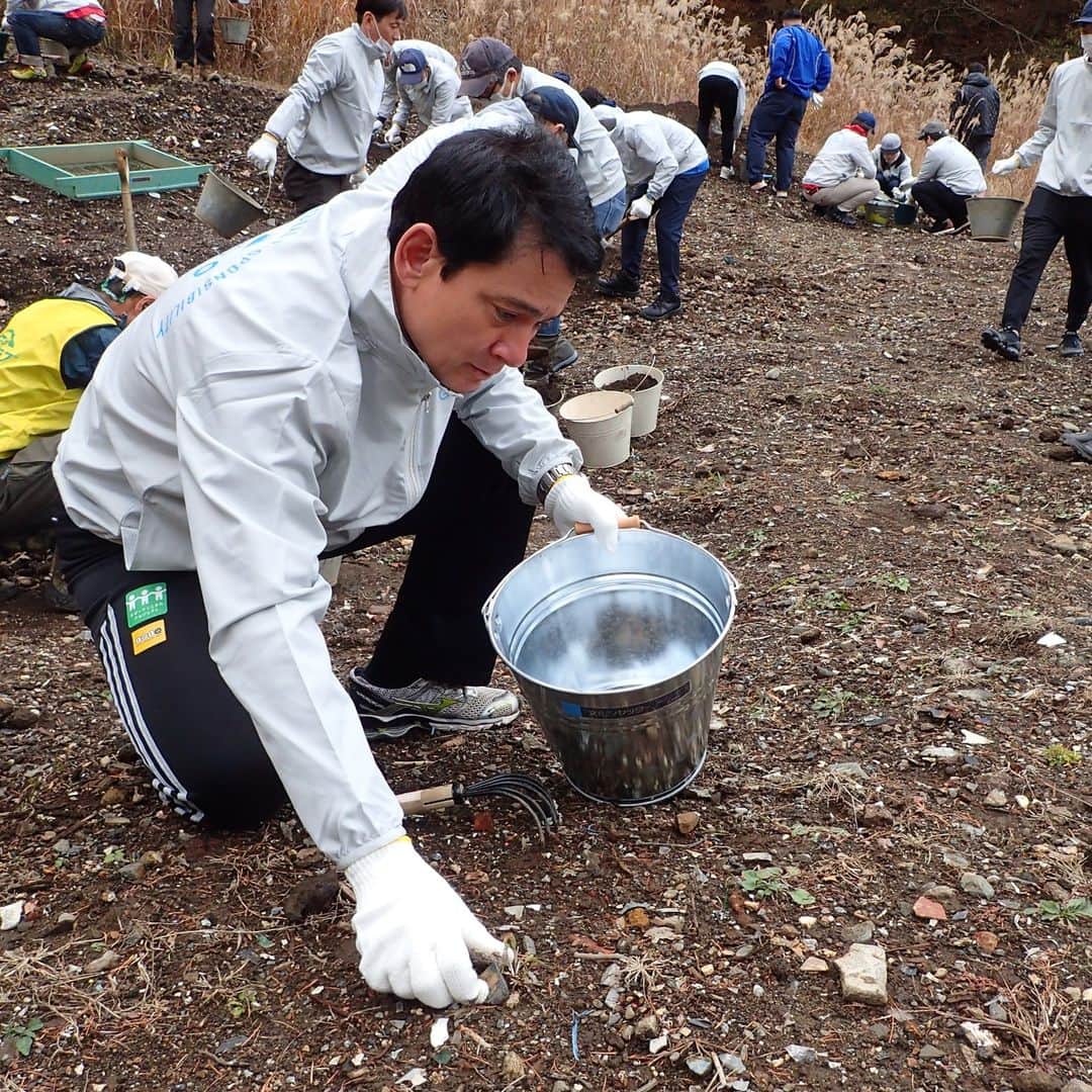 野口健さんのインスタグラム写真 - (野口健Instagram)「12月3日（日）に、富士山クラブの今年最後の定例清掃が行われます。 今回の清掃現場は粉砕された細かなゴミが土に埋もれているような悪質な現場です。 皆様のご参加をお待ちしております（野口も参加予定です）。 富士山クラブのホームページをご覧のうえ、ぜひお申し込みください。 野口健事務所 https://www.fujisan.or.jp/Event/2023/12/122.html  #富士山清掃 #富士山クラブ #野口健」11月27日 9時53分 - noguchiken8848
