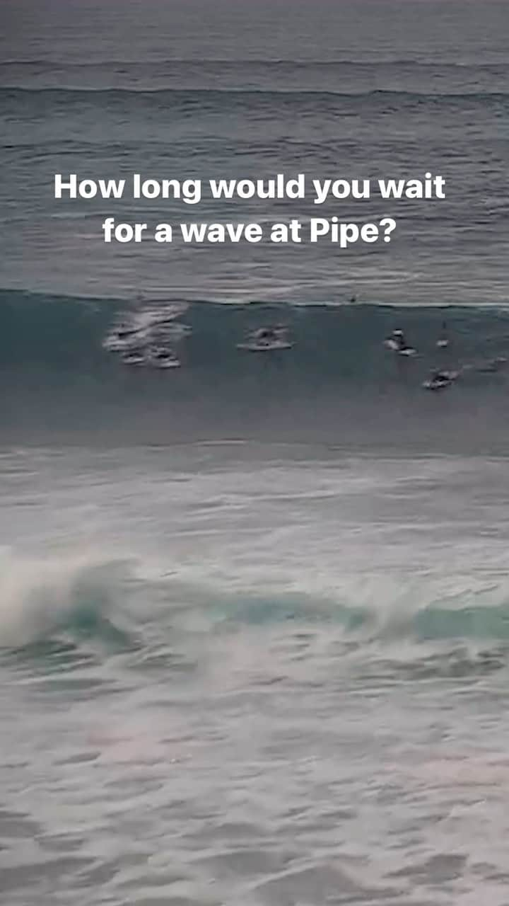 surflineのインスタグラム：「When someone in the lineup asks you the time and you know it’s for their #surflinecamrewind. @mahinamaeda found her wave on our Pipeline cam.」