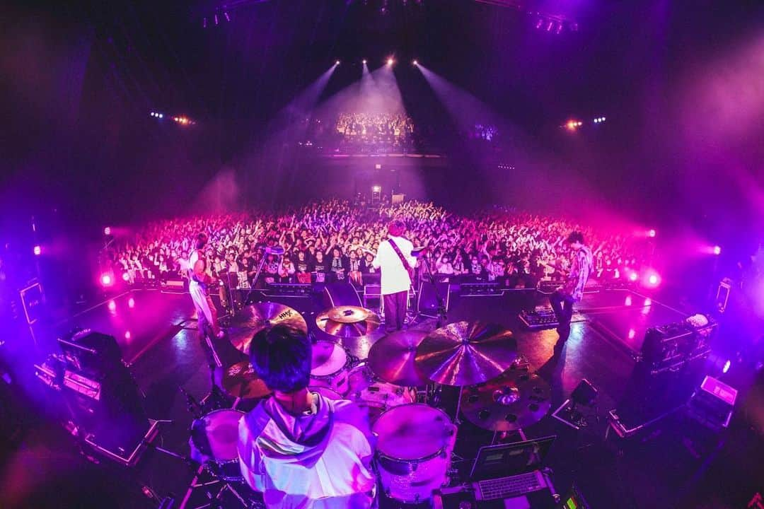 高橋武さんのインスタグラム写真 - (高橋武Instagram)「2023.11.25（土）KT Zepp Yokohama 「FREDERHYTHM TOUR 2023-2024 " WELL 噛 ONE “」  噛めば噛むほどなツアーなので、従来の楽曲にもまた違った風を吹かせる為にセッティングを大幅リニューアルしました。  今のところはツアーが終わればまたシンプルなセッティングに戻すつもりなので存分に噛みしめてくださいな。  引き続きお楽しみにー！  photo by @mori_came」11月27日 10時03分 - takeru_drums