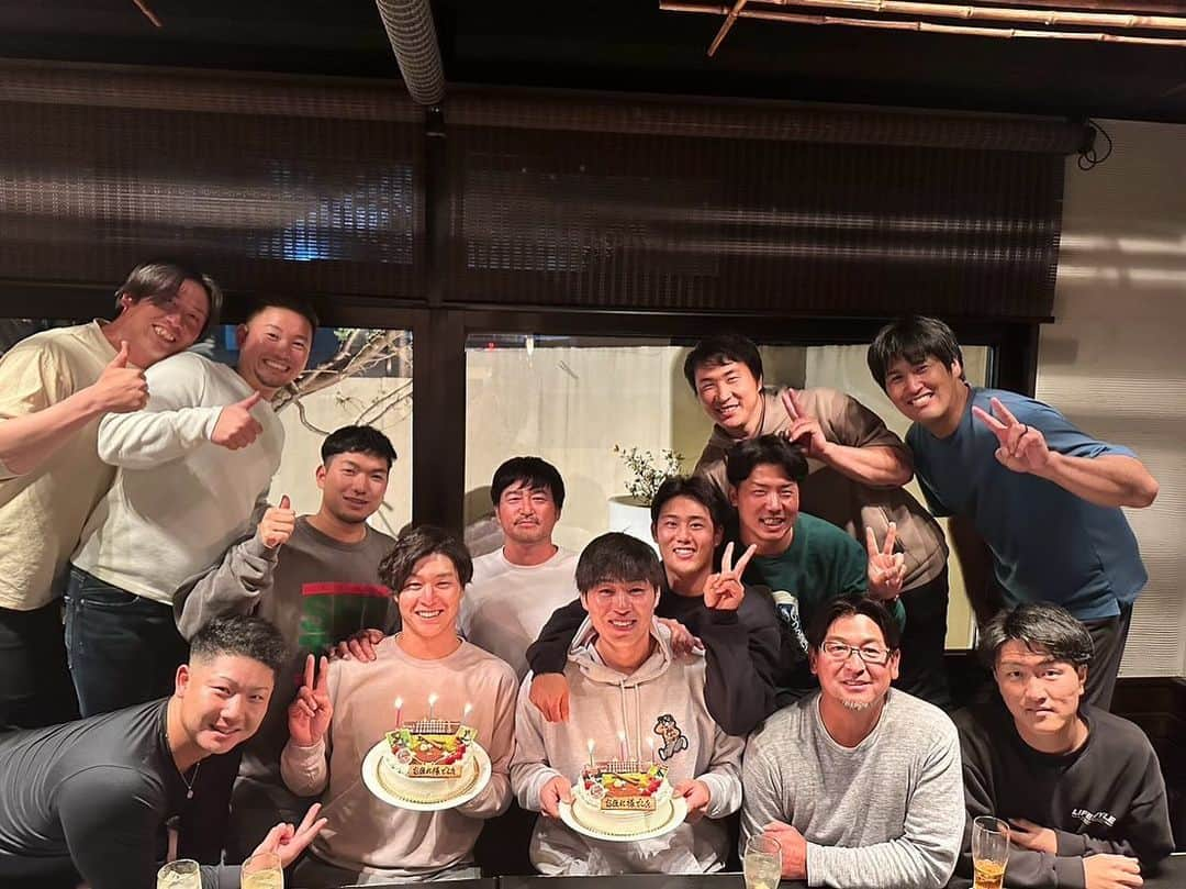 岡田雅利のインスタグラム：「⚾️捕手会⚾️ 昨日はファン感楽しんでもらえましたか？？🥹🥹🥹 その後捕手会やりました😍 本当に色々話しすぎて覚えてないです、、、、笑　 是非来年は捕手の力で日本一なれたと言われる様に精進していきます！！ 僕もまず復帰してチームの力になります！！💪💪💪  そして中熊大智、齋藤誠人、ブルペン捕手小川真希本当にお疲れ様でした。 これからも頑張っていきましょ！！  野田海人は未成年なので、先に帰りました、、、笑  #しゃぶしゃぶ観所沢店  #吉岡さんいつもありがとうございます  #是非皆さんもいってください😍」