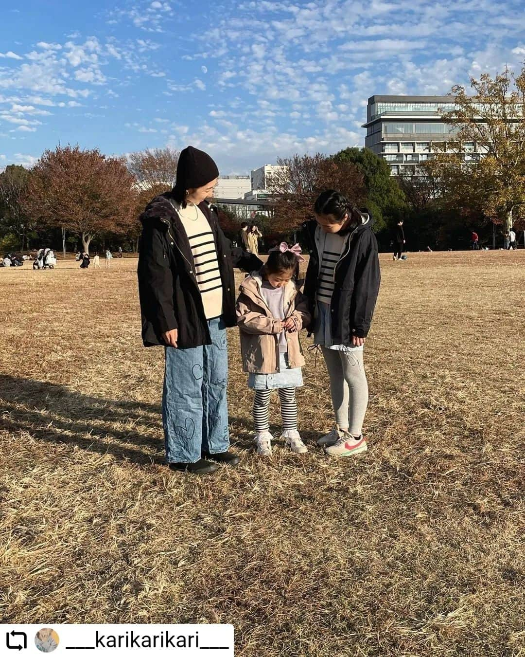 ikkaのインスタグラム：「@___karikarikari___ さん🌈 素敵な投稿ありがとうございます🤗  #Repost @___karikarikari___ with @let.repost  • • • • • • ☺︎  👩‍👧‍👧  @ikka_official . ikkaで親子コーデ 🙋‍♀️ 《【雑誌InRed12月号掲載】【親子おそろい】ファーライナー3WAYミドルマウンテンパーカー》 《【雑誌InRed12月号掲載】【親子おそろい】クリーミーサイドスリットプルオーバー》 👧① 《【親子おそろい】ファーライナー3WAYマウンテンパーカー（120~160cm）》 《【洗濯機で洗える／親子おそろい】クリーミーボーダーニットプルオーバー（120~160cm）》 👧② 《【親子おそろい】ファーライナー3WAYマウンテンパーカー（120~160cm）》 《袖ファー刺繍裏毛プルオーバー（100~160cm）》 親子でリンクコーデできるアイテム達🔗 大人用のマウンテンパーカーはしっかり袖までライナー付きでしっかり温かい🔥 ライナーは取り外せてそれだけでも着られるので3wayで着られる優れもの！ 秋冬春と長いシーズン活躍してくれます✨ ボーダーニットはモチっとしていてスウェット感覚で着られる感じ◎ ゆったりとしたサイズ感も合わせやすくてかわいいポイント☺︎ . 子供達のマウンテンパーカーのライナーはファーベストで袖はないデザイン☺︎ もこもこしすぎると暑いと言って着てくれないので我が家の子供達にはちょうど良いです☺️ファーベストは取り外してそれだけでも着用できるので、母とは違った3wayが楽しめるようになってます☺︎ ふわふわした肌触りも子供のお気に入りポイントでした！ 長女着用のボーダーニットが母とおそろい！ ちょうどいいサイズ感◎ 子供が着るお洋服、洗濯機で洗えるってところはかなりポイント高い！ ママとお揃いってだけで嬉しそうでした☺️ 次女がかなり気に入っていたのが袖がふわふわファーになっているこちらのトップス！ 首元に♡♡♡の刺繍が入っていたりかわいいものが好きな女子にはかなりウケのいいデザイン🥰 . サイズは 👧① 152cmくらいで160 👧② 122cmくらいで130 これでキモチ大きいかなくらいでジャストサイズかと！ . 子供とお出かけするときのリングコーデはみんなウキウキしていいですね♪ . . 《PR》 ikka . #PR #ikka . . . #親子コーデ #親子リンクコーデ #公園コーデ」