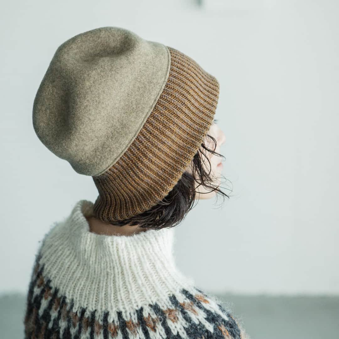 北欧、暮らしの道具店さんのインスタグラム写真 - (北欧、暮らしの道具店Instagram)「【NEW】「ニットとフェルト」が、ちょうどいい 大人な装いに合わせたいウールキャップ . - - - - - - - - - - - -  マフラーに帽子など、 小物のおしゃれも楽しみな季節。  帽子ブランドchisaki（チサキ）から、 ニットとフェルトを組み合わせた ウールキャップが届きました。  形はシンプルなニット帽。 被りやすさはもちろん、 フェルト素材との組み合わせで グッと落ち着いた雰囲気です。  素材の絶妙なミックス感で ラフすぎない雰囲気だから、 どんなコーディネートも 大人っぽく仕上がります。  フェルト部分はふんわり柔らかで、 ふにゃっと形を崩して着用するのも◎ ニット部分のリブも、 広げたり、折り曲げたり調節していただけます。  コーディネートに合わせて アレンジをお楽しみくださいね。  おでこの当たるニット部分は、 締め付けもきつくなく、ほどよく肌にフィット。 縮絨加工され、高い生地密度ながら 柔らかなフェルト部分が、 冷たい風から守ってくれます。  カラーは、「ブルーグレー」と「カーキ」を ご用意しました。 シックなコーディネートからカジュアルダウンまで、 オールマイティに合わせられます。  寒さからも守ってほしいし、 自分に合うあたらしい雰囲気の帽子も欲しい。 そんな方に寄り添ってくれるに違いない アイテムをぜひ迎えていただけたら嬉しいです。 . ーーー 掲載のアイテムはこちら▼ ーーー . ☑︎ chisaki / チサキ / ウールキャップ - - - - - - - - - - - - - - - - - -   🎁「クラシ手帳2024」プレゼントキャンペーン実施中！お買いものいただいた方全員に、当店オリジナルの手帳を無料でお届けいたします。	 . ▶︎ お買いものはプロフィールのリンクから ご覧くださいね。→@hokuoh_kurashi . #chisaki#チサキ#ウールキャップ#ニット #fashion#coordinate#ファッション#お買い物#お買いもの#シンプル#シンプルライフ #シンプルデザイン#暮らしを楽しむ#日々の暮らし #北欧#暮らし#北欧暮らしの道具店」11月27日 10時01分 - hokuoh_kurashi