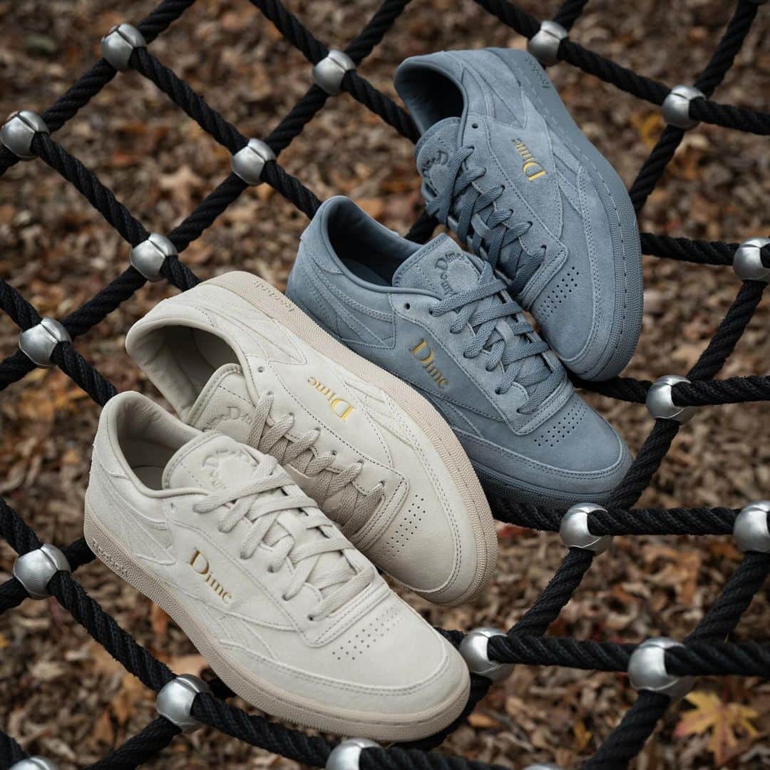 Reebok JPのインスタグラム：「. Reebok×Dime "CLUB C REVENGE"  高級スエードのアッパーにメタリックゴールドのアクセントを効かせた、ラグジュアリーな一足。Dimeのロゴがタンに型押し加工され、コーディネートを格上げ。  A luxurious pair with a high-quality suede upper and metallic gold accents. The Dime logo is embossed on the tongue, elevating the look.  ＃Reebok #リーボック #Dime」