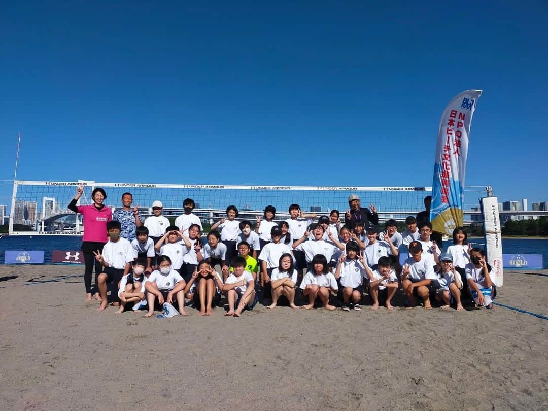 浦田聖子さんのインスタグラム写真 - (浦田聖子Instagram)「． 大好きなお台場ビーチ🌈×🏐👣 体育館を合わせ4回の授業、今年も元気いっぱいチャレンジしてくれました！  ボールが苦手から得意になった！ 協力することを忘れない！ ネットが高すぎてびっくり！ 続ける、また来てほしい！などの嬉しい学びの声  そして、たくさんの『楽しい！』が書かれた感想文に胸アツ😭✨  お台場学園さんをはじめ、お台場ビーチボランティアの皆さんのご協力のもと、たくさんの笑顔が見れました✨ありがとうございます！  #ビーチバレー授業 #体験学習 #お台場学園 #5年生 #中学1年生 #お台場ビーチ #9月10月 #地域資源の活用」11月27日 10時06分 - satoko_urata