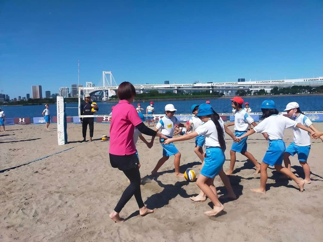 浦田聖子さんのインスタグラム写真 - (浦田聖子Instagram)「． 大好きなお台場ビーチ🌈×🏐👣 体育館を合わせ4回の授業、今年も元気いっぱいチャレンジしてくれました！  ボールが苦手から得意になった！ 協力することを忘れない！ ネットが高すぎてびっくり！ 続ける、また来てほしい！などの嬉しい学びの声  そして、たくさんの『楽しい！』が書かれた感想文に胸アツ😭✨  お台場学園さんをはじめ、お台場ビーチボランティアの皆さんのご協力のもと、たくさんの笑顔が見れました✨ありがとうございます！  #ビーチバレー授業 #体験学習 #お台場学園 #5年生 #中学1年生 #お台場ビーチ #9月10月 #地域資源の活用」11月27日 10時06分 - satoko_urata