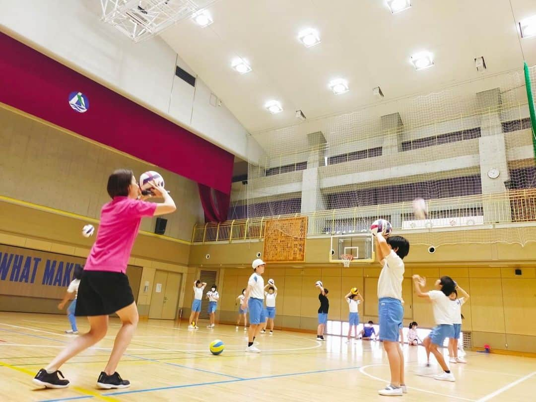 浦田聖子さんのインスタグラム写真 - (浦田聖子Instagram)「． 大好きなお台場ビーチ🌈×🏐👣 体育館を合わせ4回の授業、今年も元気いっぱいチャレンジしてくれました！  ボールが苦手から得意になった！ 協力することを忘れない！ ネットが高すぎてびっくり！ 続ける、また来てほしい！などの嬉しい学びの声  そして、たくさんの『楽しい！』が書かれた感想文に胸アツ😭✨  お台場学園さんをはじめ、お台場ビーチボランティアの皆さんのご協力のもと、たくさんの笑顔が見れました✨ありがとうございます！  #ビーチバレー授業 #体験学習 #お台場学園 #5年生 #中学1年生 #お台場ビーチ #9月10月 #地域資源の活用」11月27日 10時06分 - satoko_urata