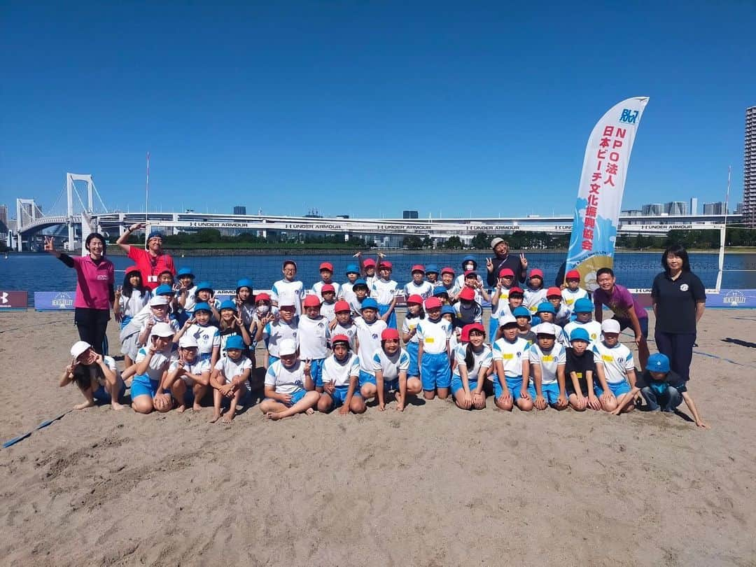 浦田聖子さんのインスタグラム写真 - (浦田聖子Instagram)「． 大好きなお台場ビーチ🌈×🏐👣 体育館を合わせ4回の授業、今年も元気いっぱいチャレンジしてくれました！  ボールが苦手から得意になった！ 協力することを忘れない！ ネットが高すぎてびっくり！ 続ける、また来てほしい！などの嬉しい学びの声  そして、たくさんの『楽しい！』が書かれた感想文に胸アツ😭✨  お台場学園さんをはじめ、お台場ビーチボランティアの皆さんのご協力のもと、たくさんの笑顔が見れました✨ありがとうございます！  #ビーチバレー授業 #体験学習 #お台場学園 #5年生 #中学1年生 #お台場ビーチ #9月10月 #地域資源の活用」11月27日 10時06分 - satoko_urata