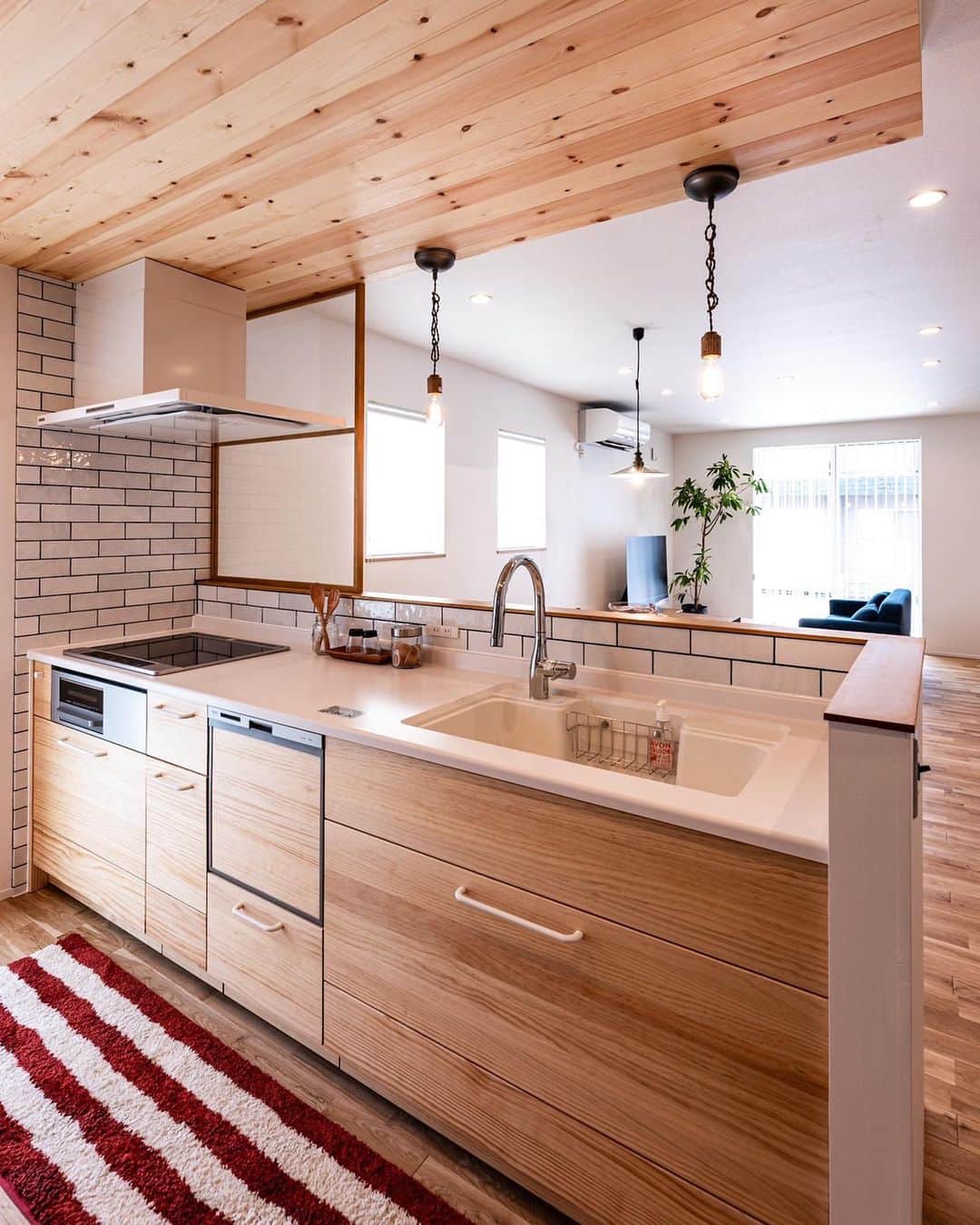 無垢 スタイルの注文住宅あめりか屋さんのインスタグラム写真 - (無垢 スタイルの注文住宅あめりか屋Instagram)「#下がり天井 の #カフェライク な #キッチン がおかわなおうちです〜☺️ ⁡ キッチンの横には #洗面所 #ランドリールーム と続くので #家事 もしやすくなってます〜🙌 ⁡ #あめりか屋 は #カリフォルニアデザイン や #サーファーズハウス のような #アメリカンデザイン  から、無垢フローリング をつかった 自由設計 の #おしゃれな家 や #かっこいい家 #シンプルな家 を建てるのが得意です🐰 ⁡ 弊社施工エリアで 住まい の #一戸建て #注文住宅 の #新築 から小規模の #リフォーム など、 #マイホーム計画 の方にはカタログや 施工事例 などを無料で送らせていただきます🐶 ⁡ 公式LINEアカウントやホームページの資料請求ページやお電話（TEL 0770-22-0577）にてお気軽にお問い合わせくださいね～🎁 ⁡ 【施工エリア】 福井県 #敦賀市 の本社から車で60分以内の #敦賀 #美浜町 #若狭町 #小浜市 #おおい町 #高浜町 が基本的な施工エリアで、たまに#長浜市 #高島市 へも行かせていただいてます🍦 ⁡ -　-　-　-　-　-　- 他の施工事例⇒ @amerikayaarchitecture -　-　-　-　-　-　-  ⁡ 管理人は @hidekazu_shinohara という愉快な社長です（笑）一緒に #マイホーム #新築一戸建て を #家づくり していきましょう😁」11月27日 10時12分 - amerikayaarchitecture