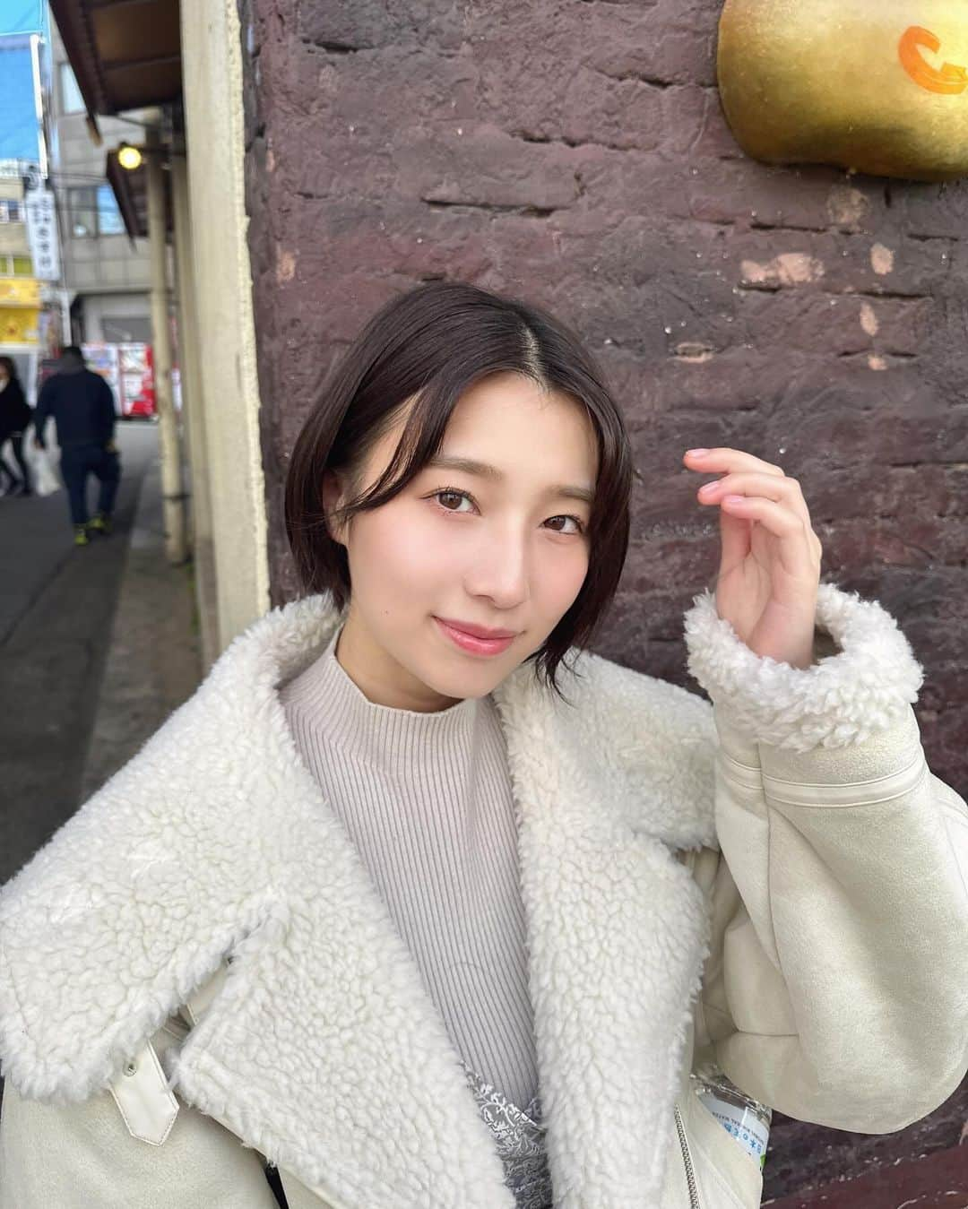 安部若菜さんのインスタグラム写真 - (安部若菜Instagram)「大人デート連れてってください☺️🥰  イルミネーション見に行きたい…！  #mercuryduo#マーキュリーデュオ#アウター#冬#冬コーデ#イルミネーション#ショート#ショートヘア#骨格ストレート#骨スト」11月27日 20時00分 - _wakapon_