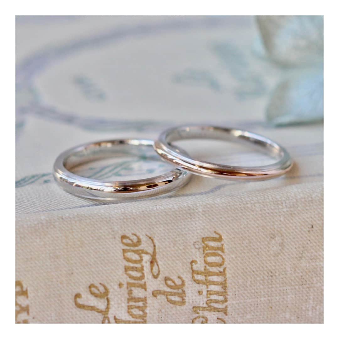 ith / イズ オーダメイド結婚指輪さんのインスタグラム写真 - (ith / イズ オーダメイド結婚指輪Instagram)「鏡面とつや消しのコントラストが心地いい お揃い感もしっかりとある指輪に。  ベーシックな形でありながら、 2本のリングを重ねたようなデザイン 《アルページオ》。  試着していく中で、 つや消し加工もお好きだと気づいたお二人。 縁と側面をつや消しにして、 お二人だけの個性を演出しました。  ▽ 指輪について 結婚指輪(男性)：アルページオ Pt950：151,000円〜  結婚指輪(女性)：アルページオ Pt950/K18PG：148,000円〜  お問い合わせコード：21097  ***********************************  ⧉ ith 公式WEB @ith_marriage アカウントTOPへ  ☞ プロフィールURLをタップ  ⧉ 暮らしに寄り添うジュエリー ith online store ☞ @ith_jewelry  ***********************************  #結婚指輪 #マリッジリング #婚約指輪 #エンゲージリング #カスタマイズ #オーダーメイド #手仕事 #職人 #アトリエ」11月27日 10時10分 - ith_marriage