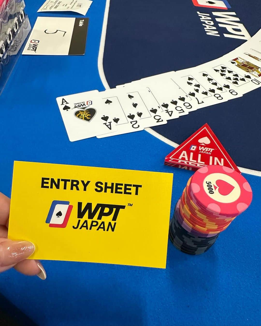 美沙さんのインスタグラム写真 - (美沙Instagram)「WPT TOKYO 2023🏆 メインday1は福岡で飛んだので、 25.26日の二日間だけ参戦🃏  3つでてノーインマネ😩 チーンてなりすぎた🫠 なかなかインマネせんのが当たり前なんやろうけどみんな落ち込まんと？😇 どんなメンタルしとるんやろ？😇  ミニメインday1アベくらいで通過したからインマネする気満々で、写真撮られると思ってday2は朝からメイクして髪まで巻いて行ったのに🤣ww  今回思ったことは福岡勢強い！！ 東京勢にも仙台勢にも会えてよかった😊 名古屋のお友達もできました💙 (day1丸一日同宅してたので笑)  ポーカーって難しー😓  @wpt_tokyo  #wpttokyo2023  #wpt東京2023   ちゃんと記録しとこっと✏️ ①メイン 1位3000万❣️ 福岡day1 4人通過で17位くらいで飛び🫠  ②ミニメイン¥30,000 1位¥2,500,000✨ day1通過🥳 day2で1時間くらいで飛び🫠 1080エントリーで110位くらいだから初大型大会にしてはまぁ上出来やろ😂👏  ③メガスタック¥15,000 1位¥2,500,000✨ 早めに飛び🫠 フロップAJの2pオールインしたら相手AA🤣ww  ④レディーストナメ¥12,000 1位¥300,000 119エントリーで14位？飛び🫠 いけると思ったからショックすぎた🫠 でもミス多かったな🫠  #poker #ポーカー #ポーカー女子」11月27日 10時10分 - misa0623r