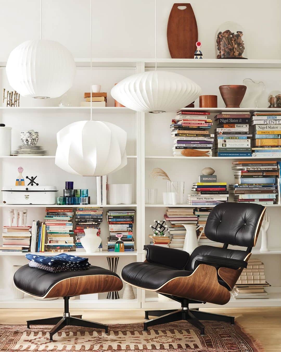 ザ･コンランショップのインスタグラム：「. HermanMiller  Black Friday Sale 20% OFF  期間中は、イームズ ラウンジチェア&オットマン、ルヴァ モジュラーソファなどを20% OFFの特別価格にてお買い求めいただけます。 ※詳しくは、各店舗までお問い合わせください。  ● 期間：2023年12月11日（月）まで ● 対象店舗：東京店、新宿店、丸の内店、伊勢丹新宿店、神戸店、福岡店、オンラインショップ  #theconranshop #theconranshopjapan #eamesloungechair」