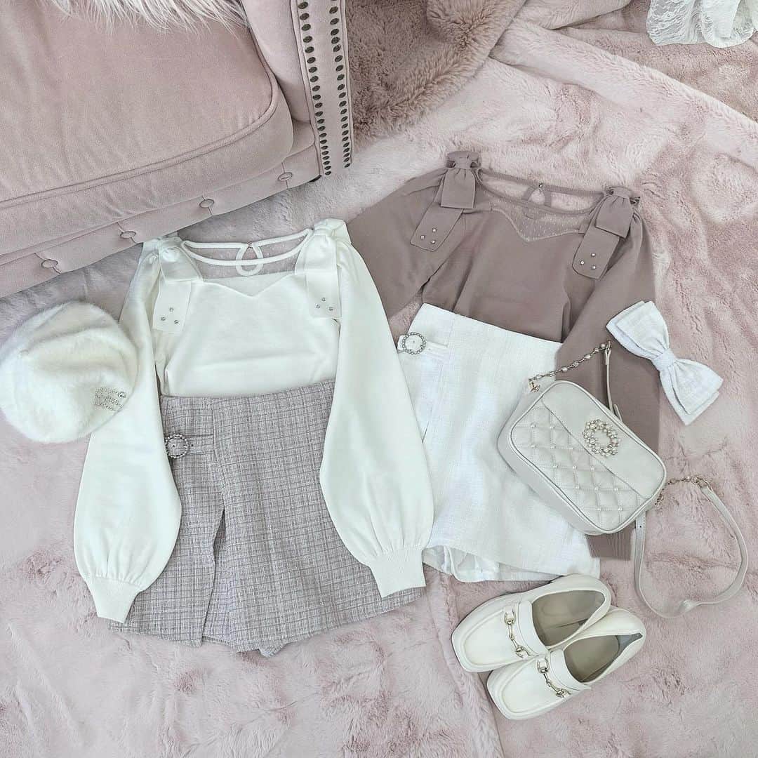 evelynのインスタグラム：「winter collection🐰♥︎ ㅤㅤㅤㅤㅤㅤㅤㅤㅤㅤㅤㅤㅤ #肩リボンニット ¥7,400 【OW/PI/BK】 ㅤㅤㅤㅤㅤㅤㅤㅤㅤㅤㅤㅤㅤ #evelyn #エブリン」