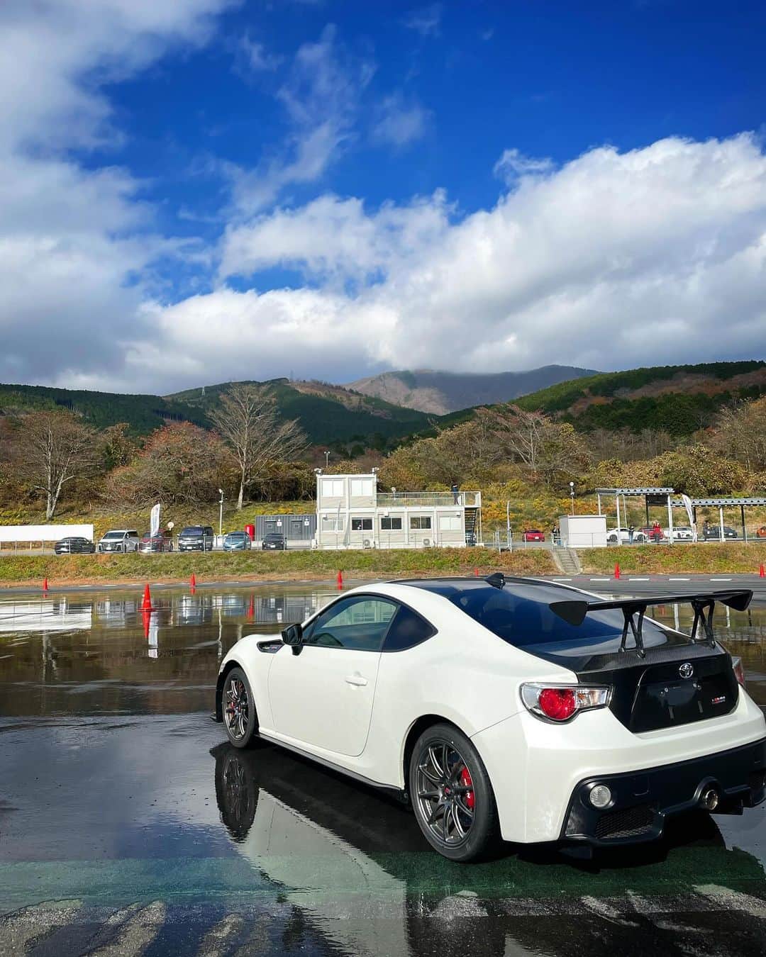 井口卓人のインスタグラム：「本日は、富士スピードウェイでTOYOTA GAZOO Racing Driving experienceスライドコントロールの講師です😊」