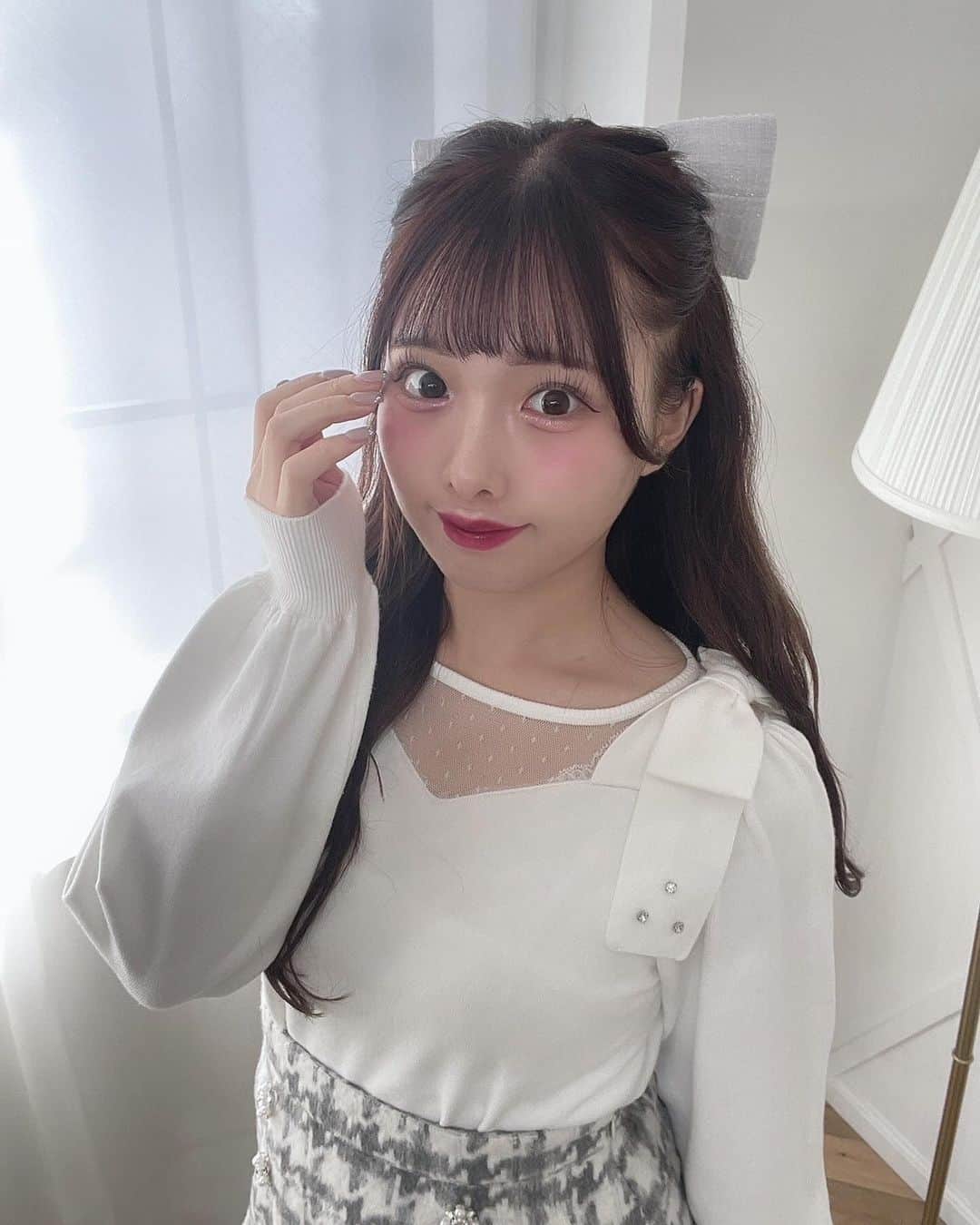 evelynのインスタグラム：「winter collection☃️♥︎ ㅤㅤㅤㅤㅤㅤㅤㅤㅤㅤㅤㅤㅤ #肩リボンニット ¥7,400 【OW/PI/BK】 ㅤㅤㅤㅤㅤㅤㅤㅤㅤㅤㅤㅤㅤ #evelyn #エブリン」