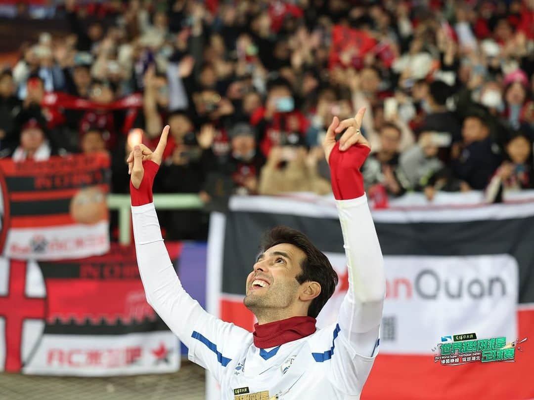 カカさんのインスタグラム写真 - (カカInstagram)「Another wonderful time in China. It is always great to be among great champions of the football world. Share the pitch with friends always gives me a lot of joy. Thank you to the fans for the love, caring and support ⚽️❤️」11月27日 10時32分 - kaka