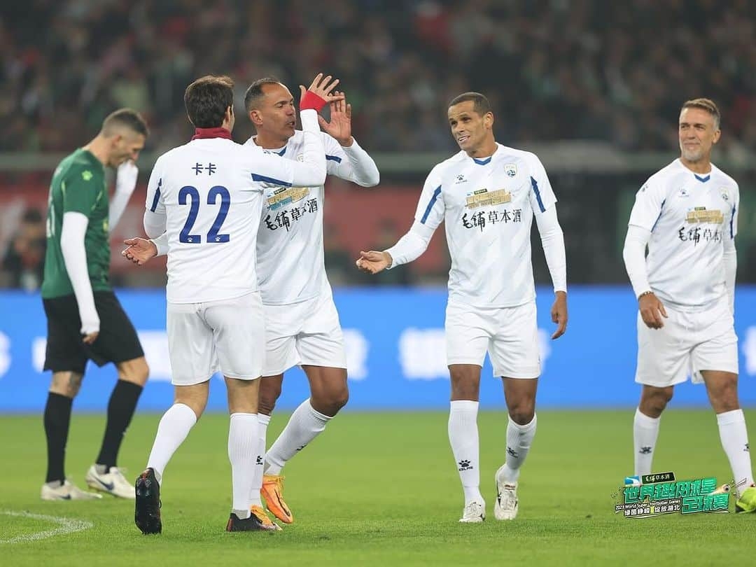 カカさんのインスタグラム写真 - (カカInstagram)「Another wonderful time in China. It is always great to be among great champions of the football world. Share the pitch with friends always gives me a lot of joy. Thank you to the fans for the love, caring and support ⚽️❤️」11月27日 10時32分 - kaka