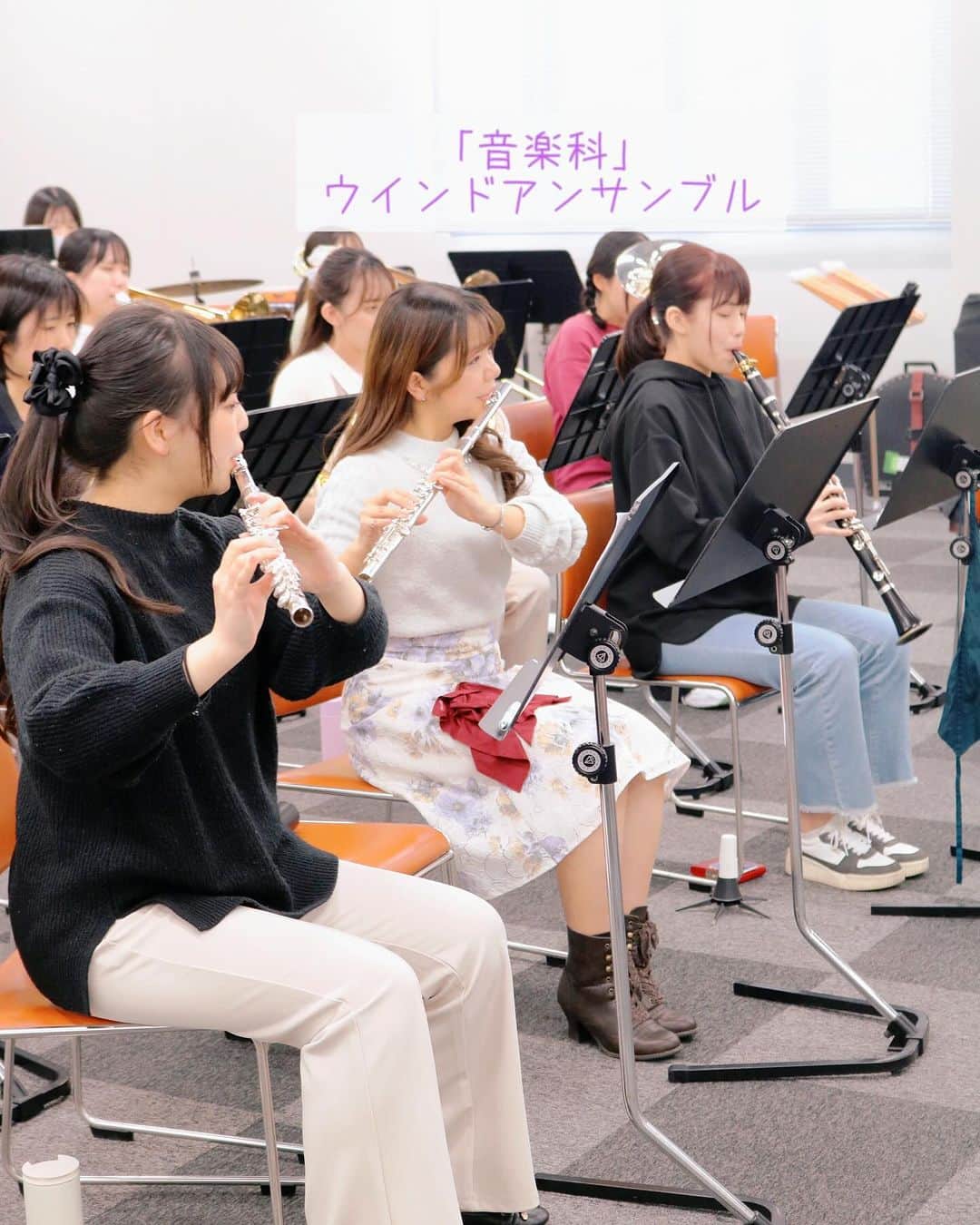 福岡女子短期大学のインスタグラム：「💠#福岡女子短期大学音楽科   先週のウインドアンサンブルの授業を 見学しました👀  一体感のある音色が響いていました🎹 音楽科の皆さんありがとうございました✨  この投稿をご覧になって「いいね👍」「役に立った」と思われた方は、 @fukuoka_wjc をフォローをお願いします🥺  ========[ お知らせ ]======== 福岡女子短期大学の資料（2024大学案内📕学生募集要項）を無料送付中です。プロフィールのリンクからお気軽に申し込みください🌟 ========================= . 子ども学科/健康栄養学科 音楽科/文化教養学科 . 福岡女子短期大学 住所：‪‪‪‪福岡県太宰府市五条四丁目16番‬1号‬‬‬ tel：‪‪‪092-922-4034‬‬‬（代表)  #福岡女子短期大学音楽科  #音楽科　#アンサンブル #音大生　#音楽好きな人と繋がりたい」